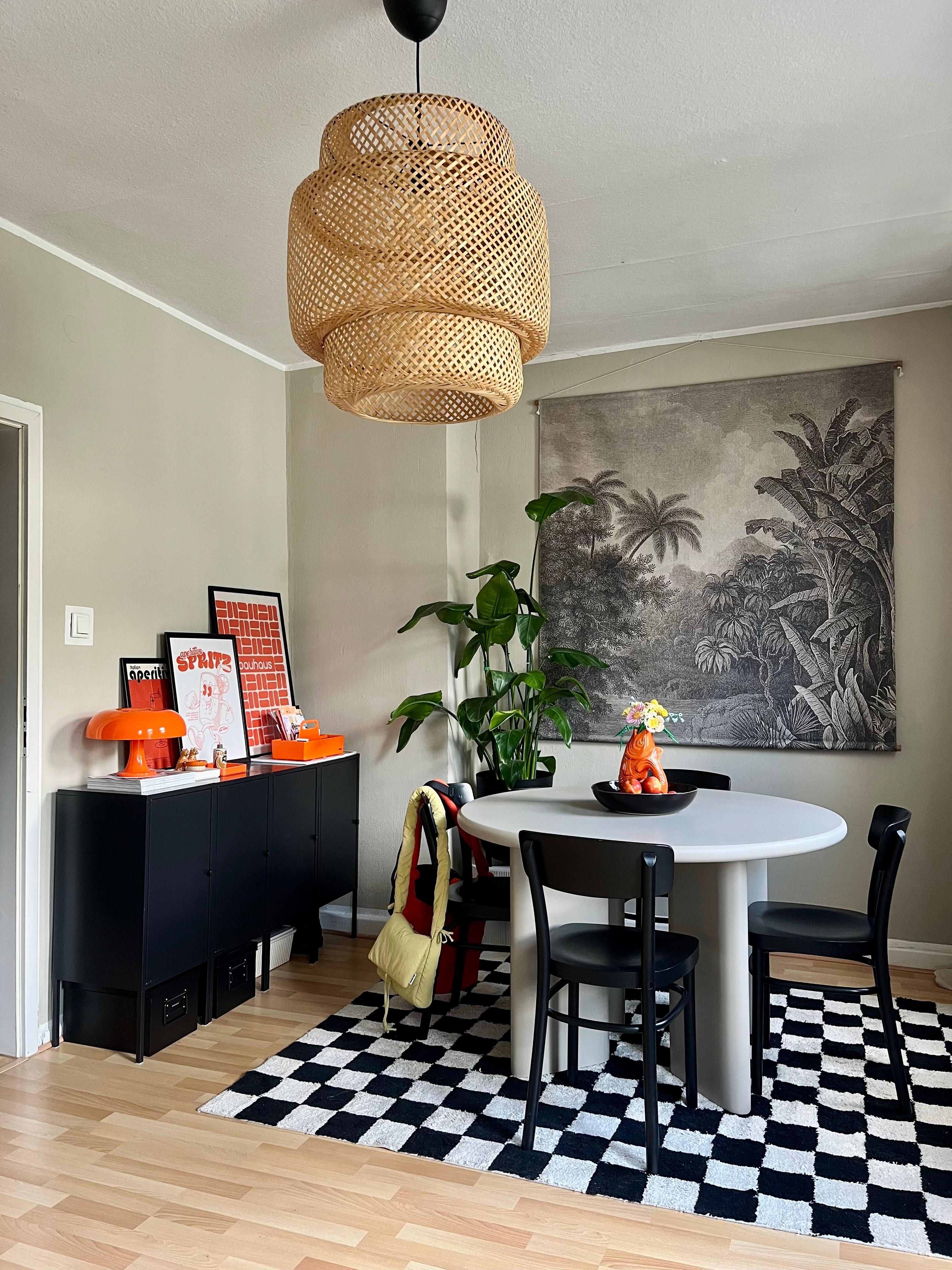 🧡🖤🤍
#livingroom #legobotanicals #sklum #checkerboard #strelizienliebe #orangeisthenewblack #nessinoartemide