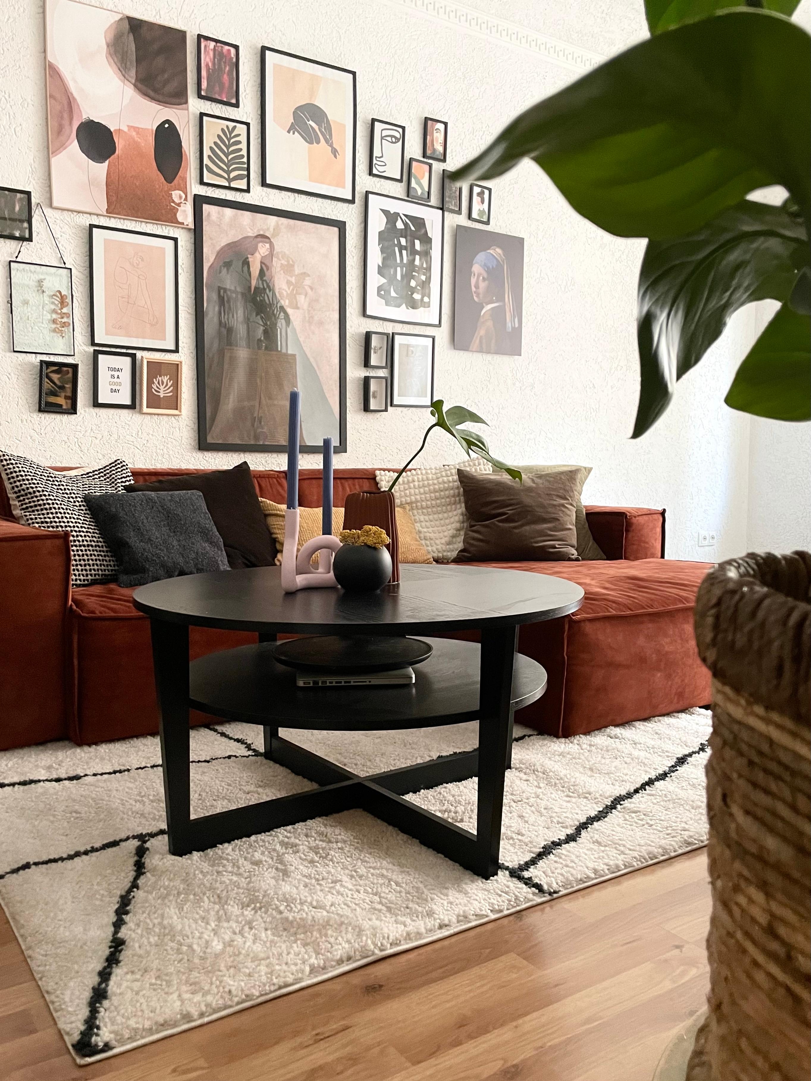 🤎✨ #livingroom #wohnzimmer #samtsofa #altbau #modern #bilder #bilderwand #deko #cozy #gemütlich #vintage