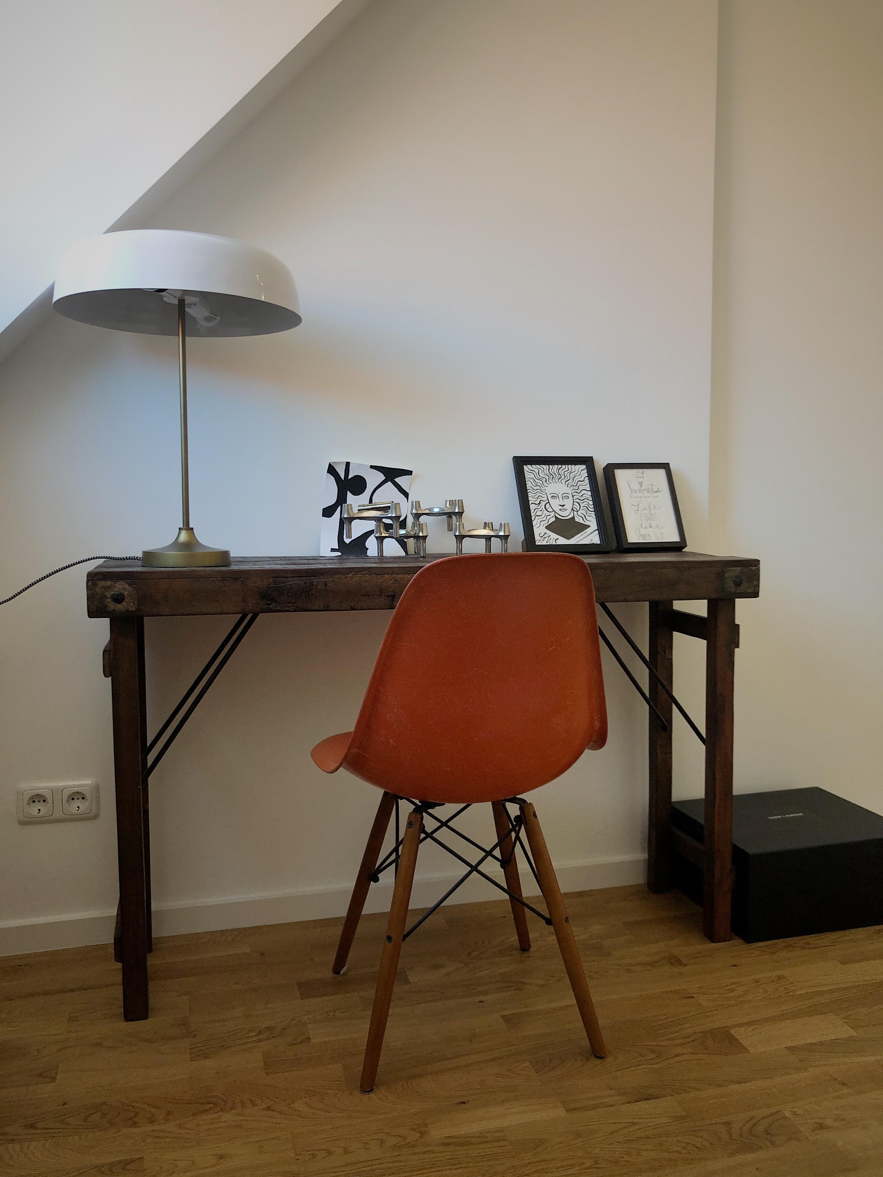 🧡
#office #homeoffice #interior #hermanmiller #eames #vitra #midcentury #orange #couchstyle #schreibtisch #desk