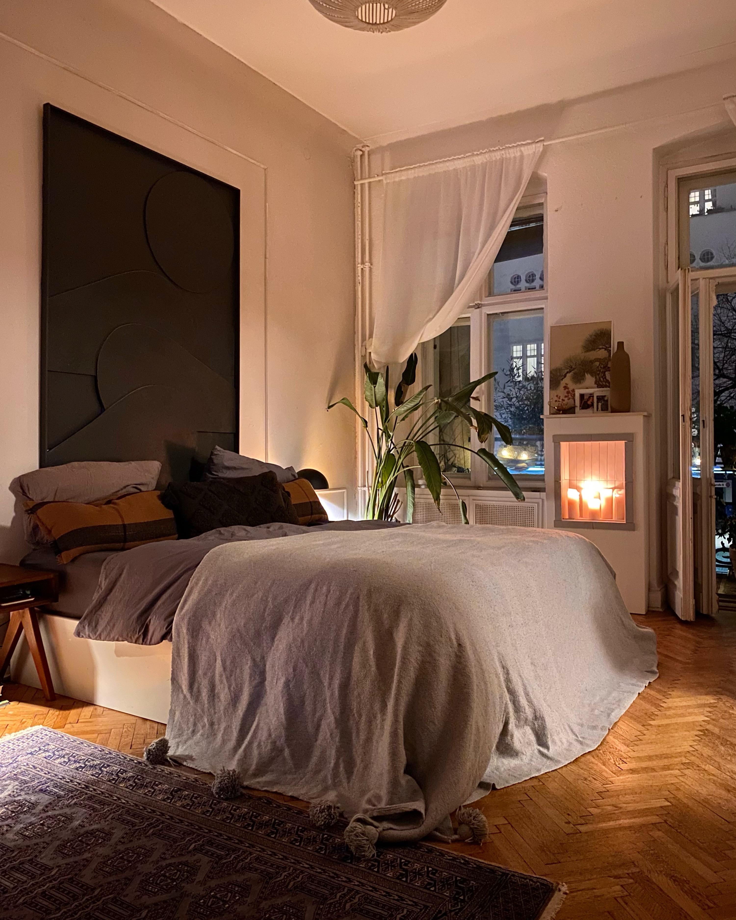 ♥️ #schlafzimmer #bedroom #bett #holzboden #kamin #altbau #berlin