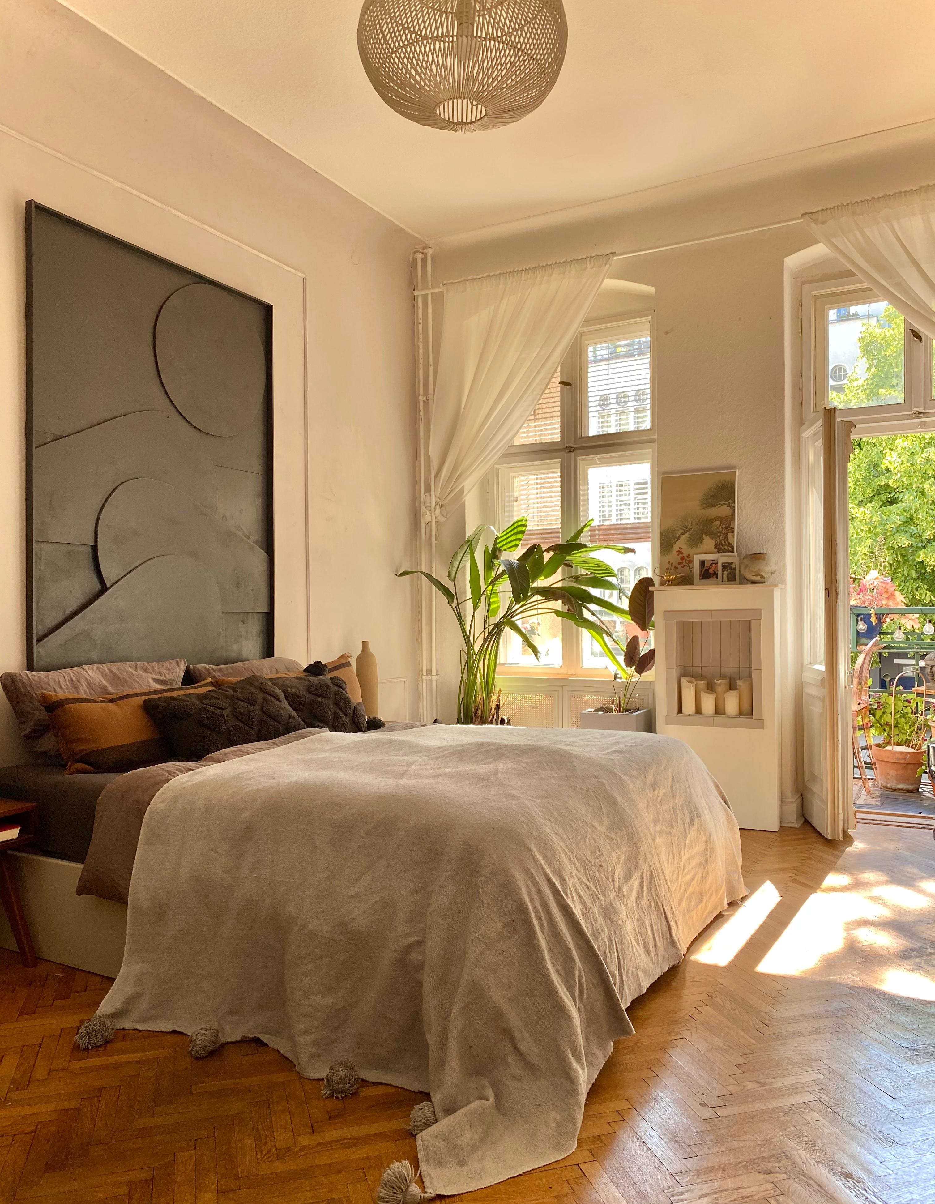 🍹☀️♥️ #schlafzimmer #bedroom #holzboden #altbau #kunst #bild #kamin #balkon #bett