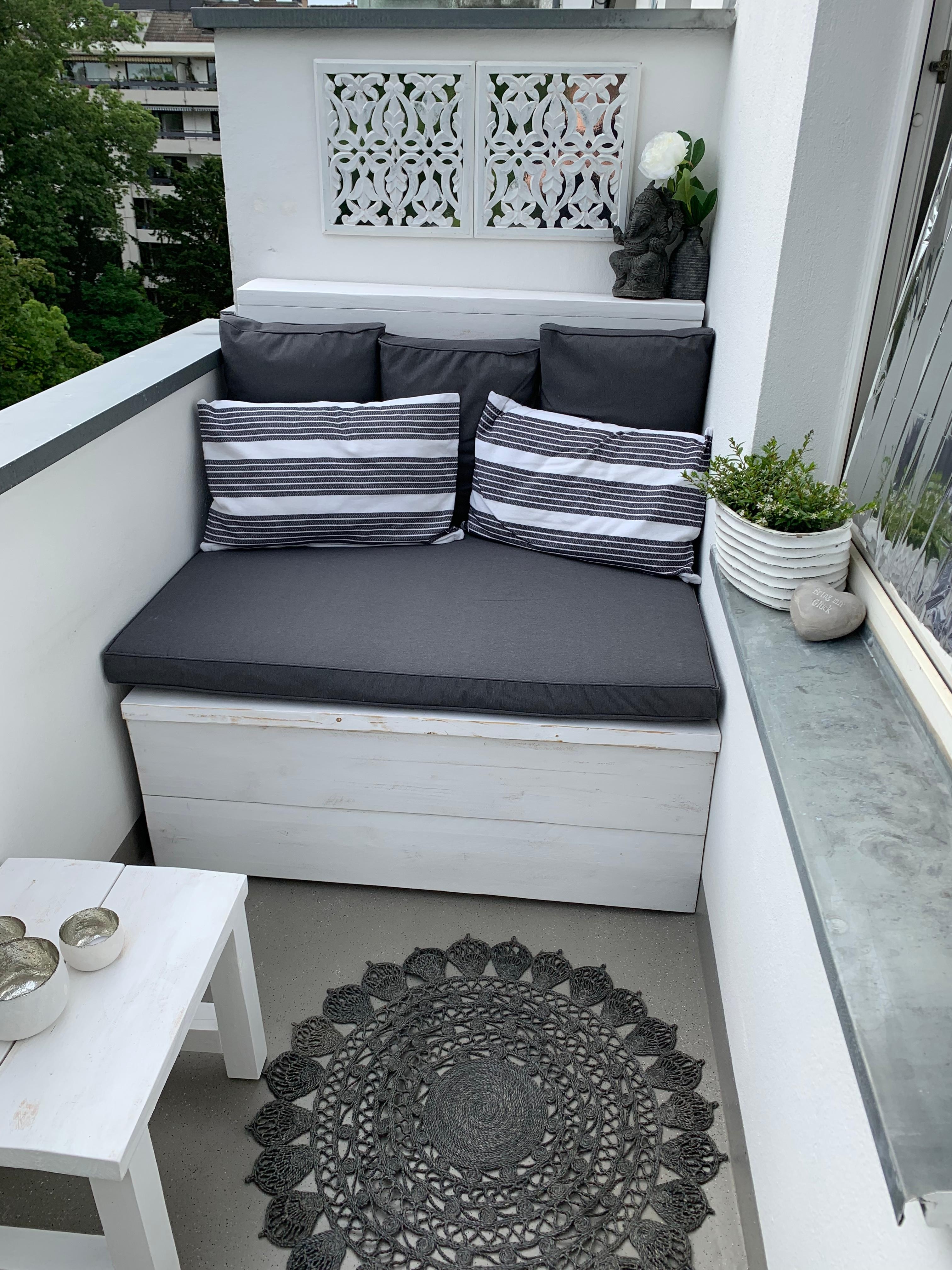... selbstgebaute Bauholz Bank mit Tisch. Untendrunter Platz für Blumenerde und Töpfe. Oben eine entspannte Lounge  