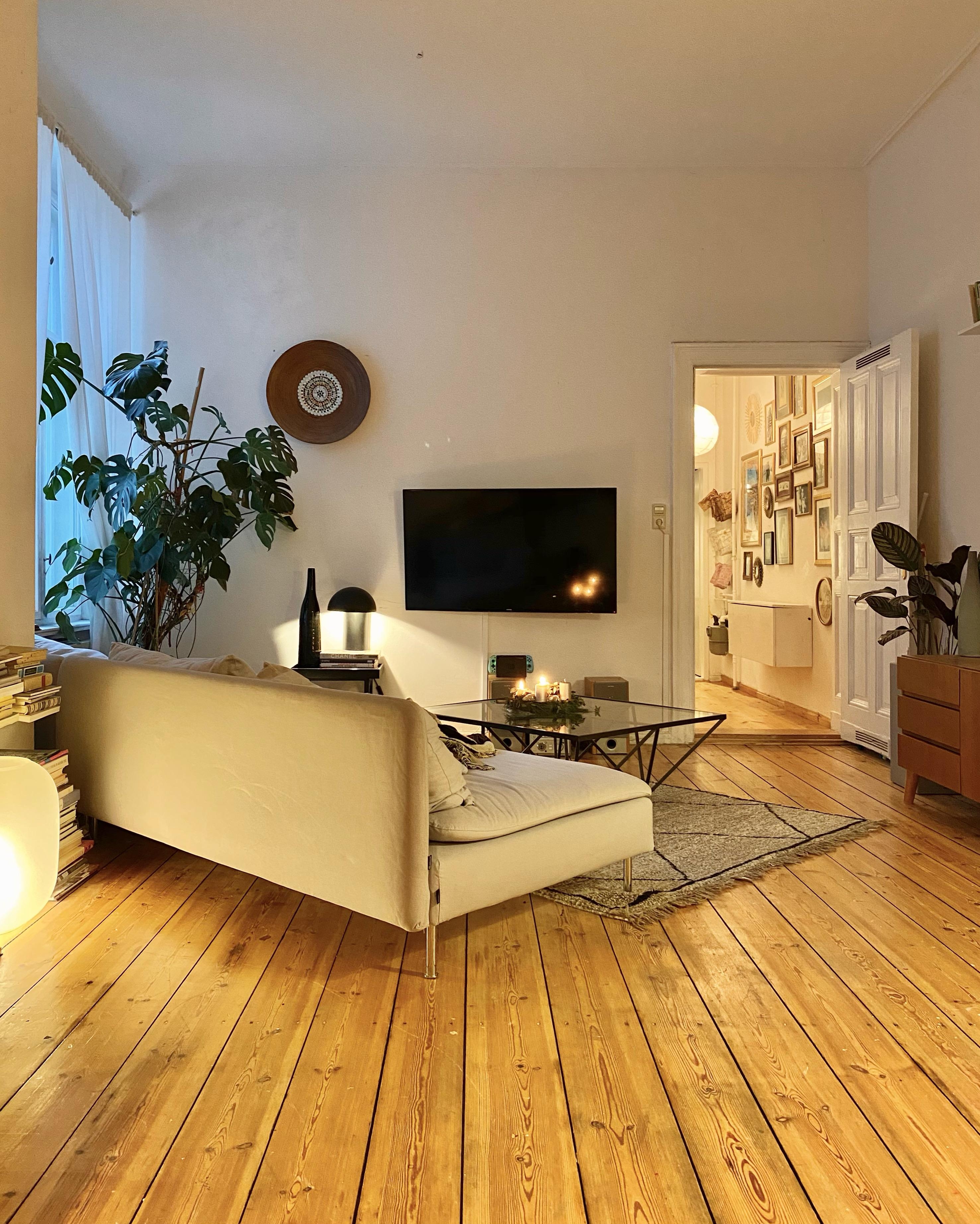 🎄❤️⭐️ #sofa #couch #abendstimmung #gemütlich #wohnzimmer #altbau #holzboden