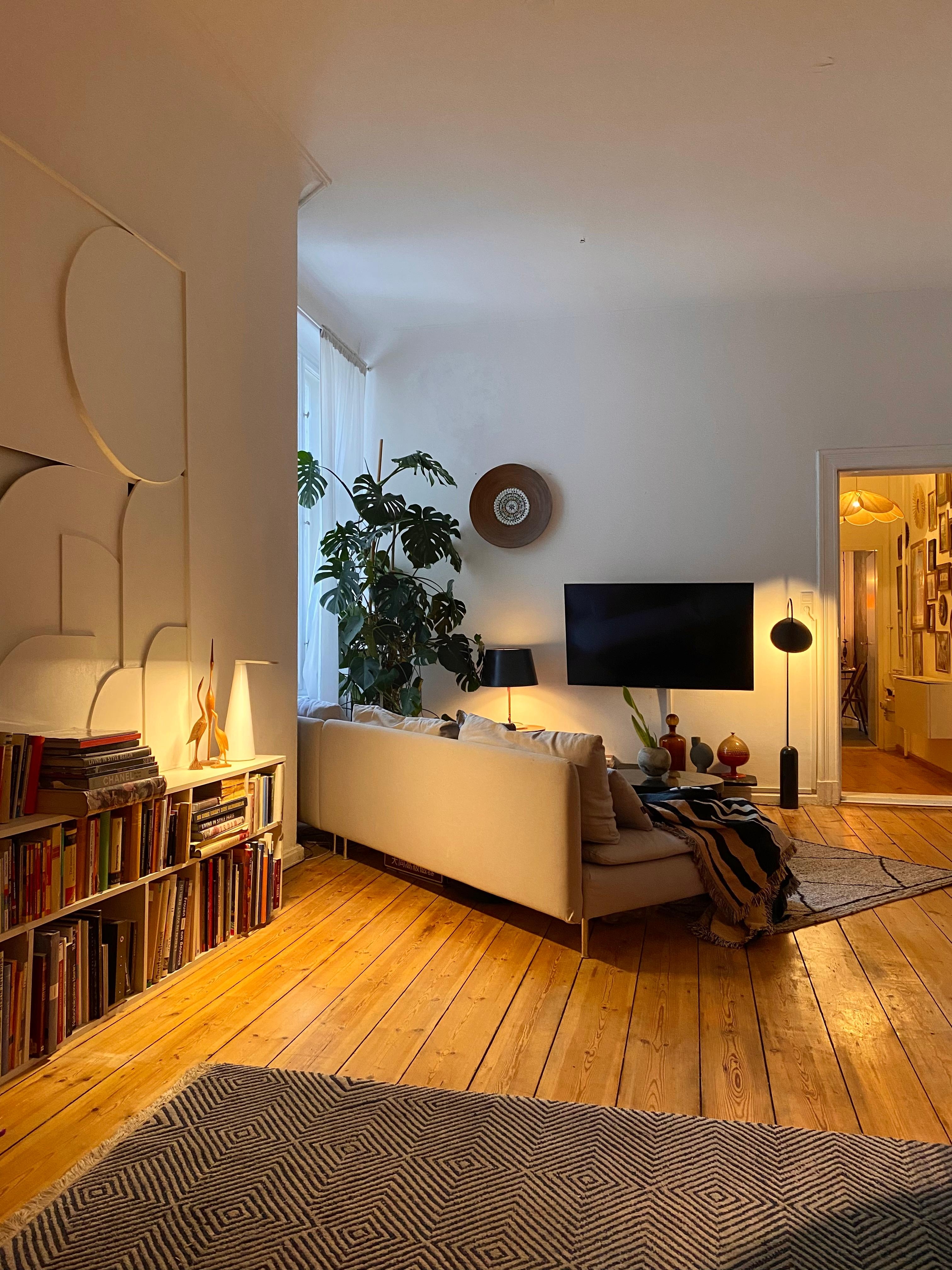 ✌🏽♥️ #sofa #couch #wohnzimmer #altbau #monstera #kunst #bücherregal
