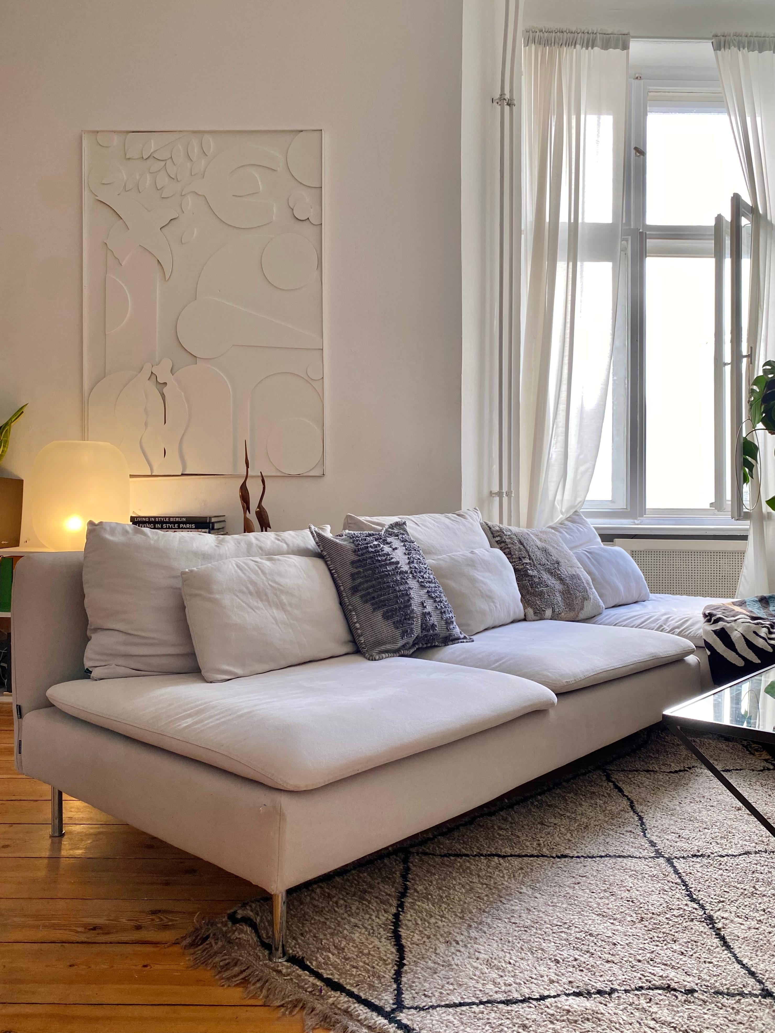 🌺 #sofa #couch #wohnzimmer #kunst #wandbild #beniourain #holzboden #altbau