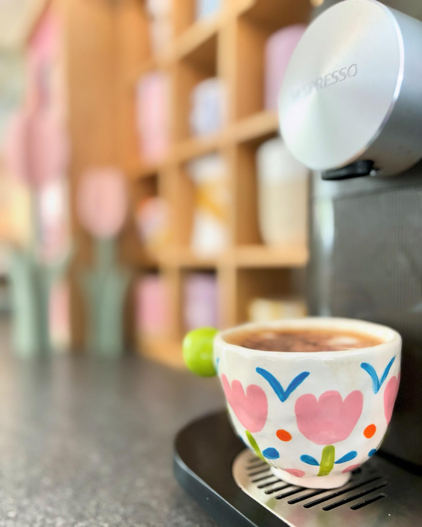 🌷☕️ #SPRINGVIBES IN A #TULIPCUP - STEAMING CUP OF COFFEE AND FLORAL BEAUTY 💐
