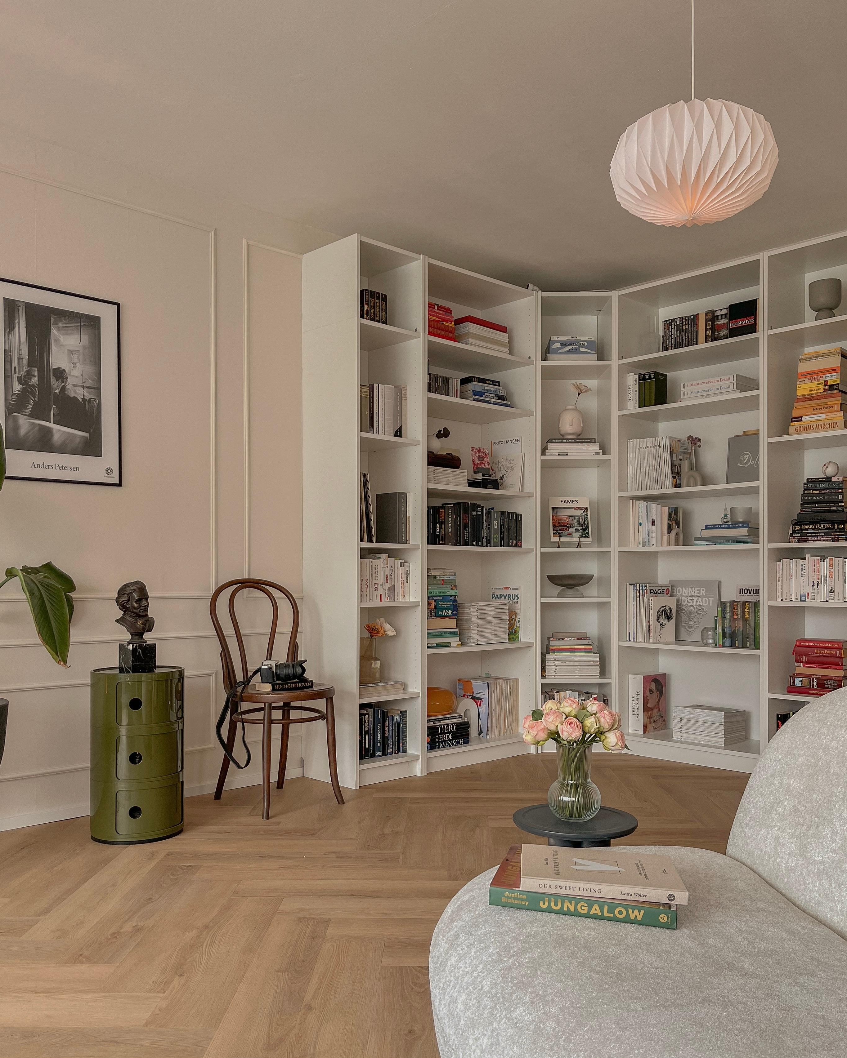 📚 Unsere #bücherregal werden wir  noch zur Decke und den Seiten als große #einbau #bücherecke verblenden.
#bücherwand #bücher #buch #ikea #billy #thonet #sessel #altbau 