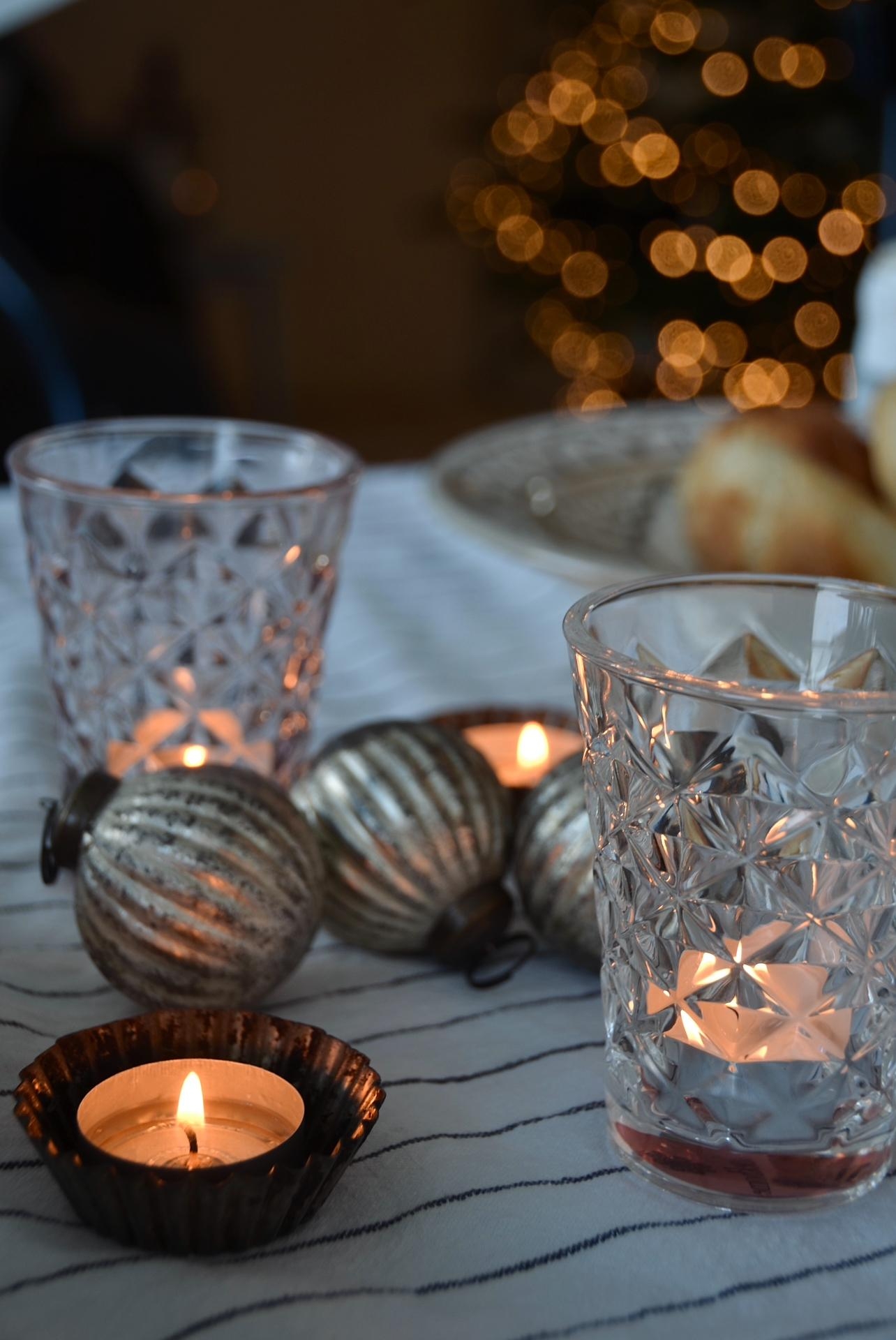 ✨ #weihnachten #weihnachtsdeko #weihnachtsmorgen #kerzenlicht #vintagedeko #baumschmuck #vintage #altbau #altbauliebe #christbaumkugel #bauernsilber #alteshaus