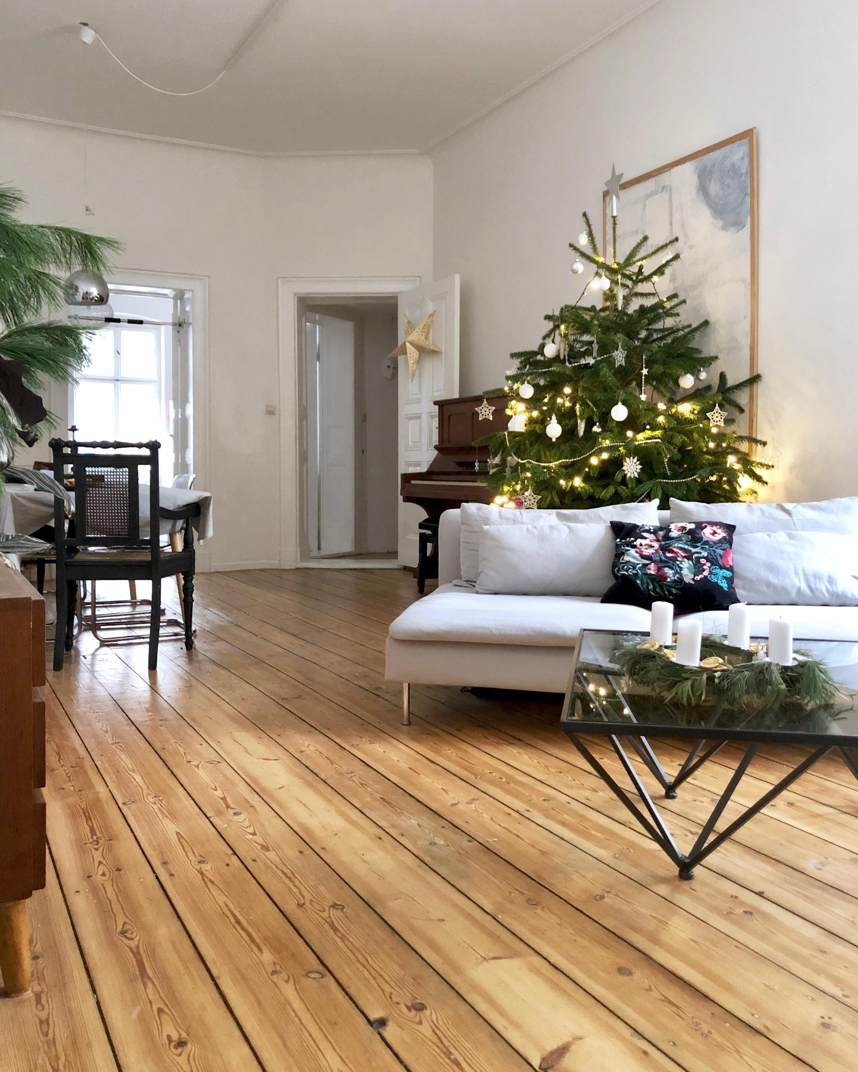 🎄 #weihnachtsbaum #weihnachtsdeko #wohnzimmer #sofa #holzboden #dielenboden #altbau #weihnachten #berlin