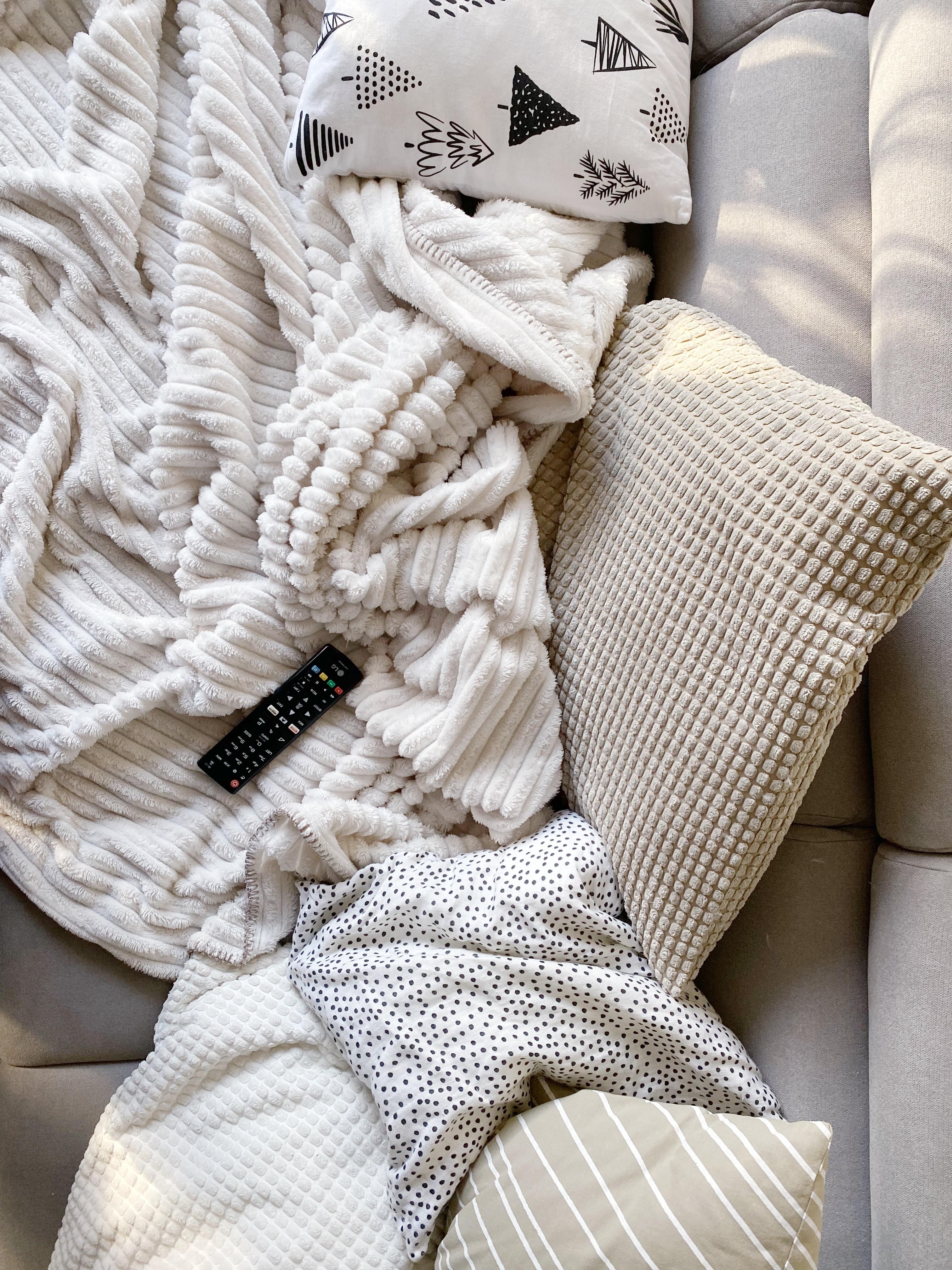 ☁️ #wintermotiv #winterschlaf #couch #sofa #cozy