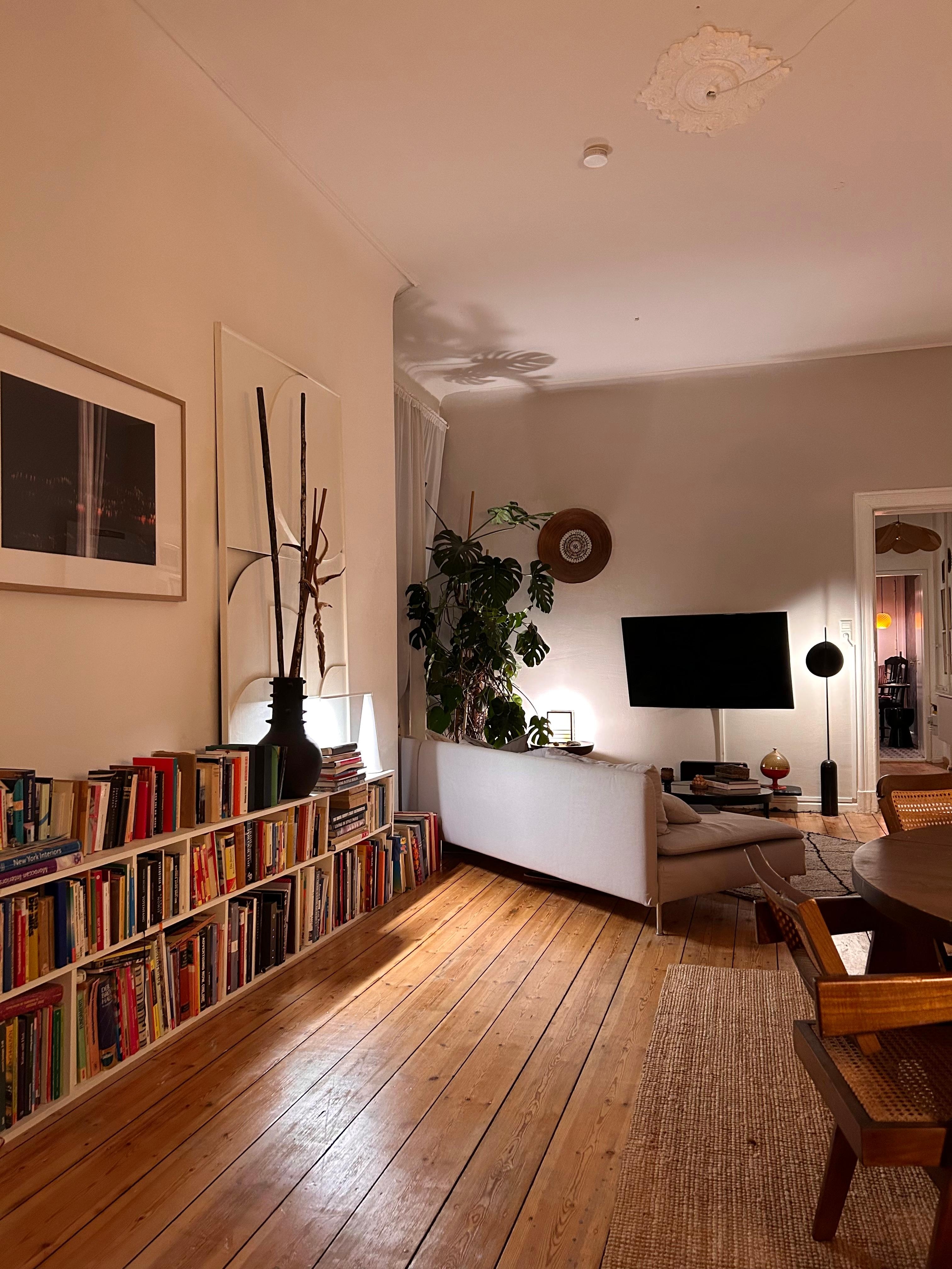 ♥️ #wohnzimmer #altbau #holzboden #sofa #couch #kunst