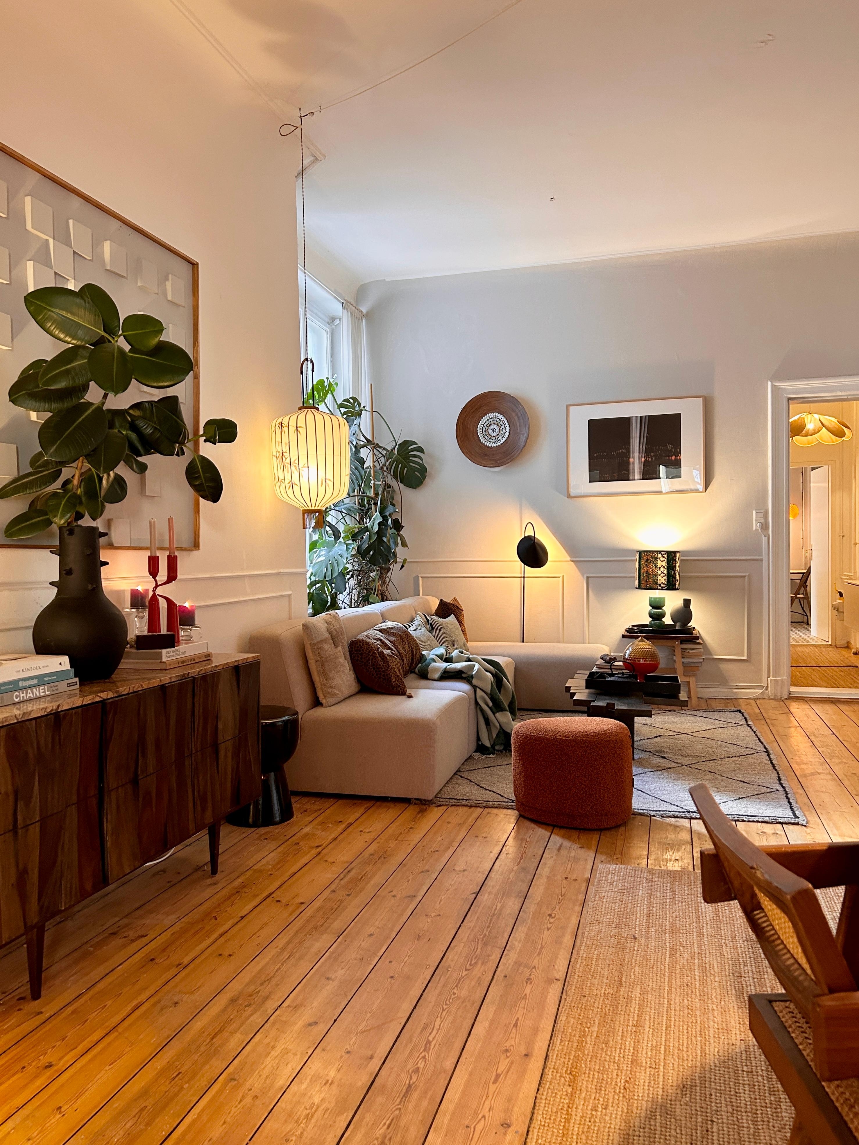 💖 #wohnzimmer #altbau #kunst #couch #teppich 