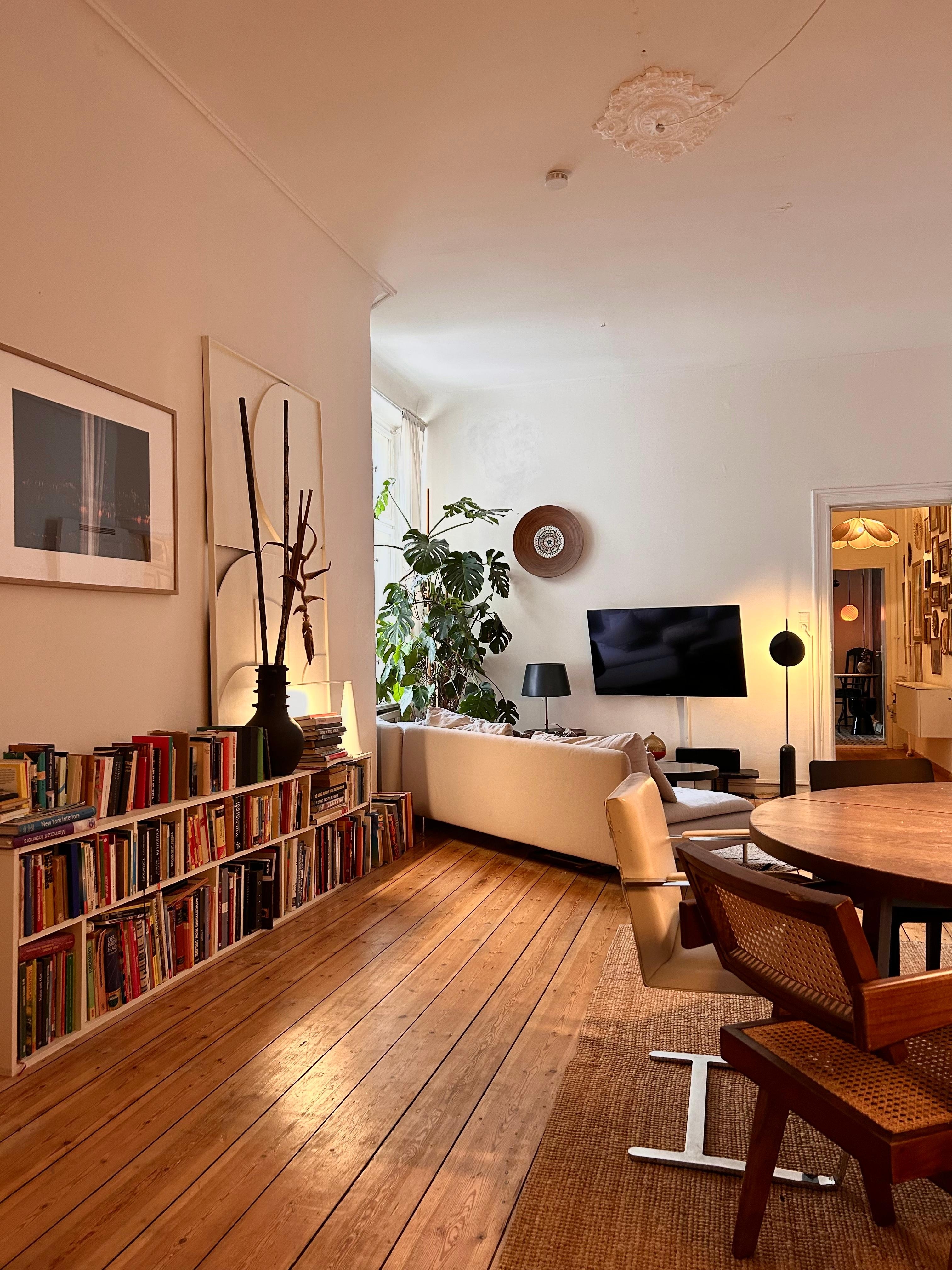 ♥️ #wohnzimmer #berlin #altbau #kunst #bücherregal #sofa