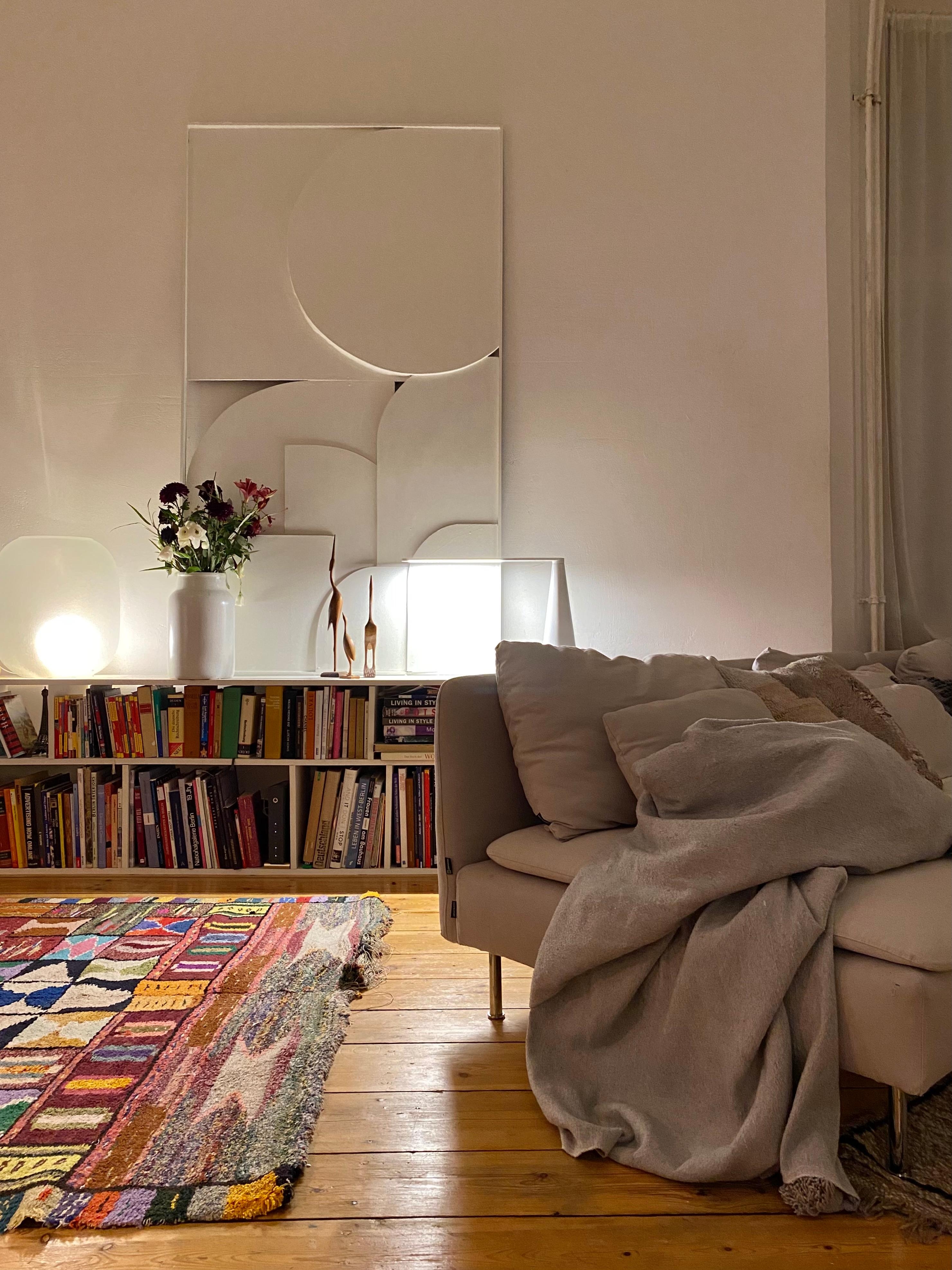 🌙✨ #wohnzimmer #bücherregal #kunst #sofa #teppich #beniourain #holzboden