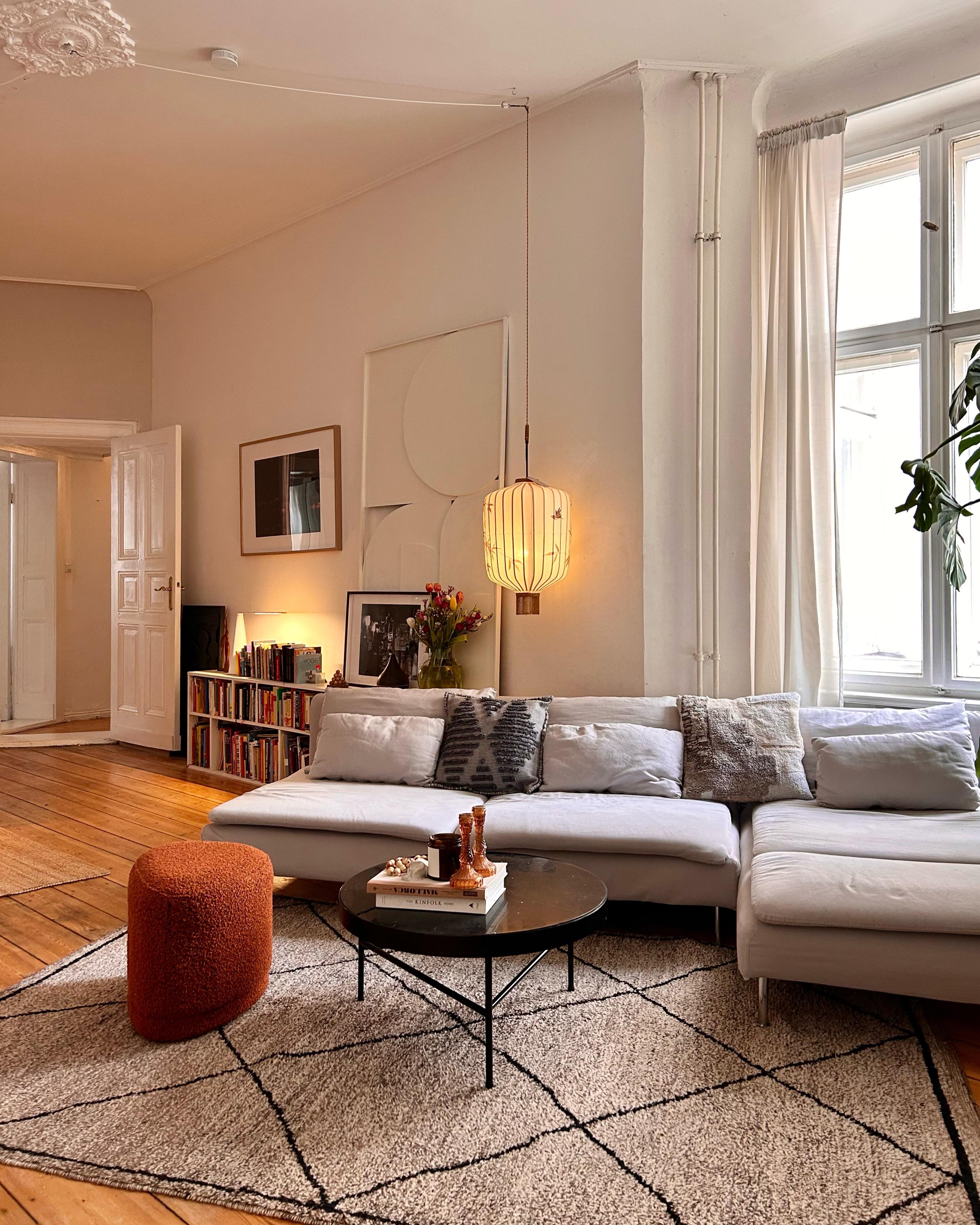 ✌🏽♥️ #wohnzimmer #couch #sofa #bücherregal #altbau #teppich #kunst