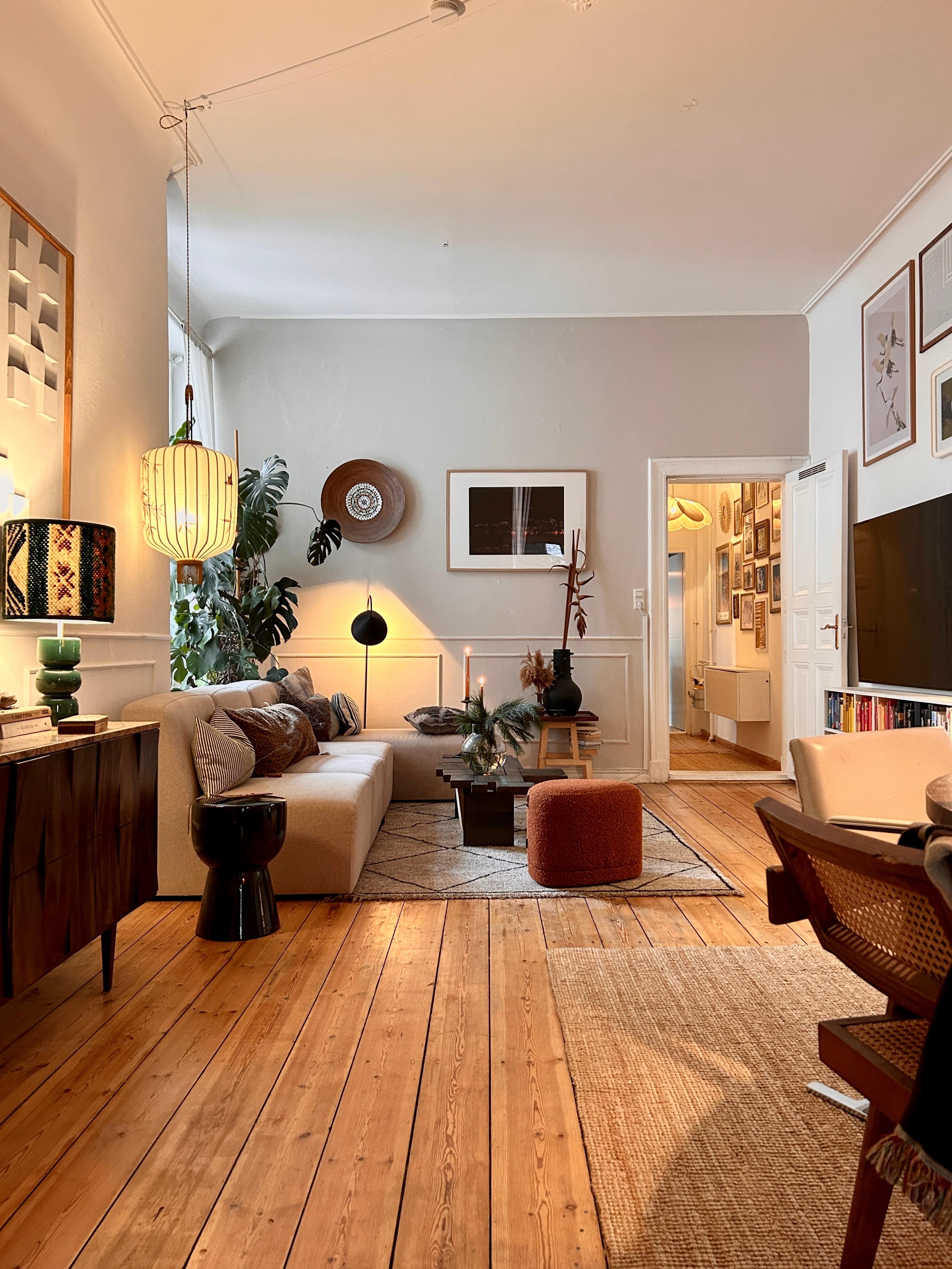 ♥️✨❄️ #wohnzimmer #couch #sofa #kunst #kommode #lampen #teppich #altbau #holzboden #stuck
