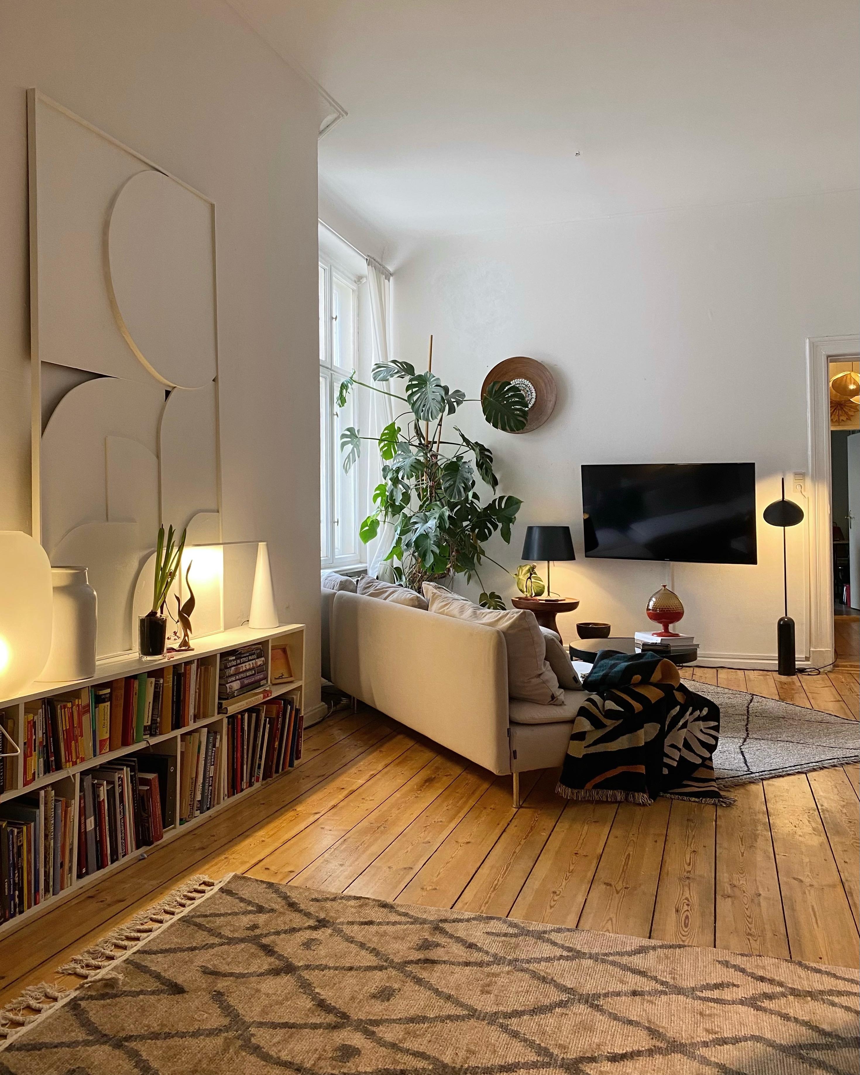 ✌🏽♥️ #wohnzimmer #couch #sofa #teppich #kunst #holzboden #altbau 