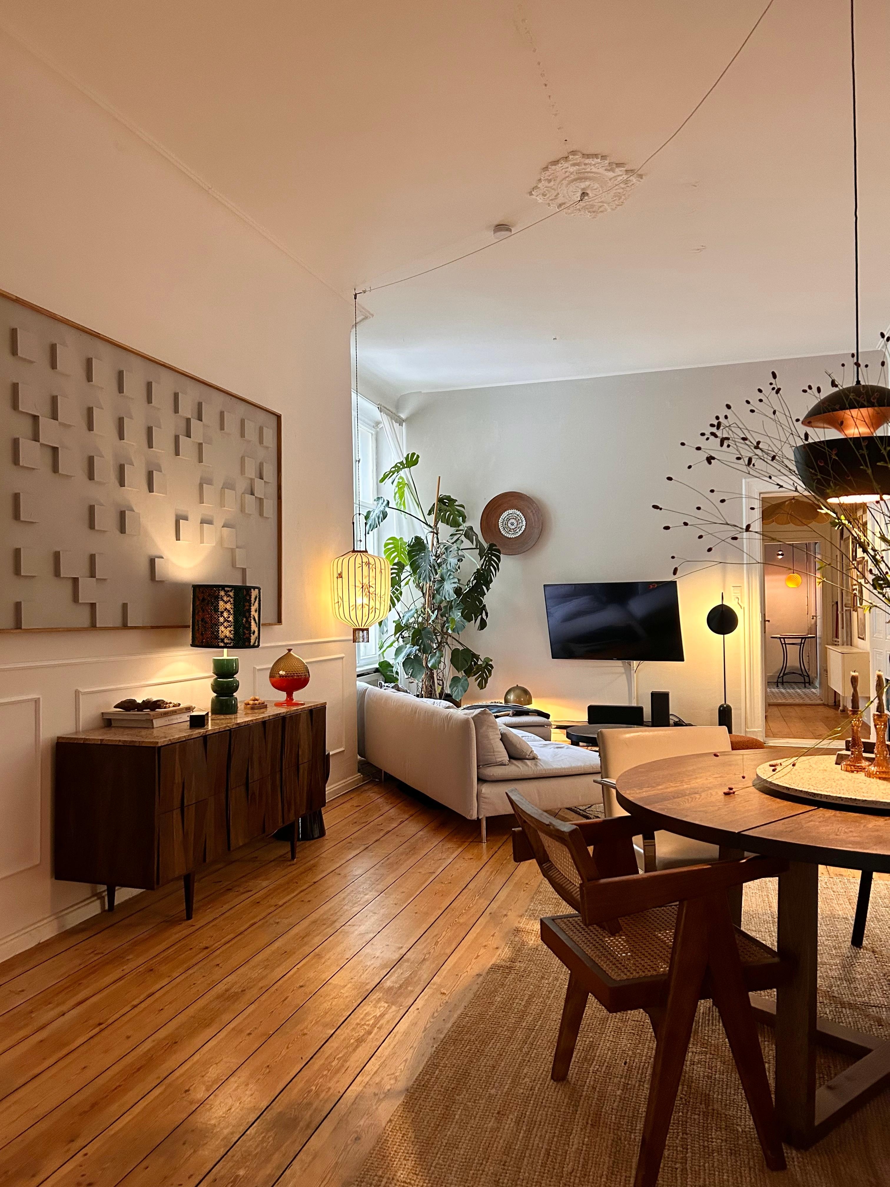♥️ #wohnzimmer #esszimmer #couch #altbau #kommode #lampen #kunst #holzboden
