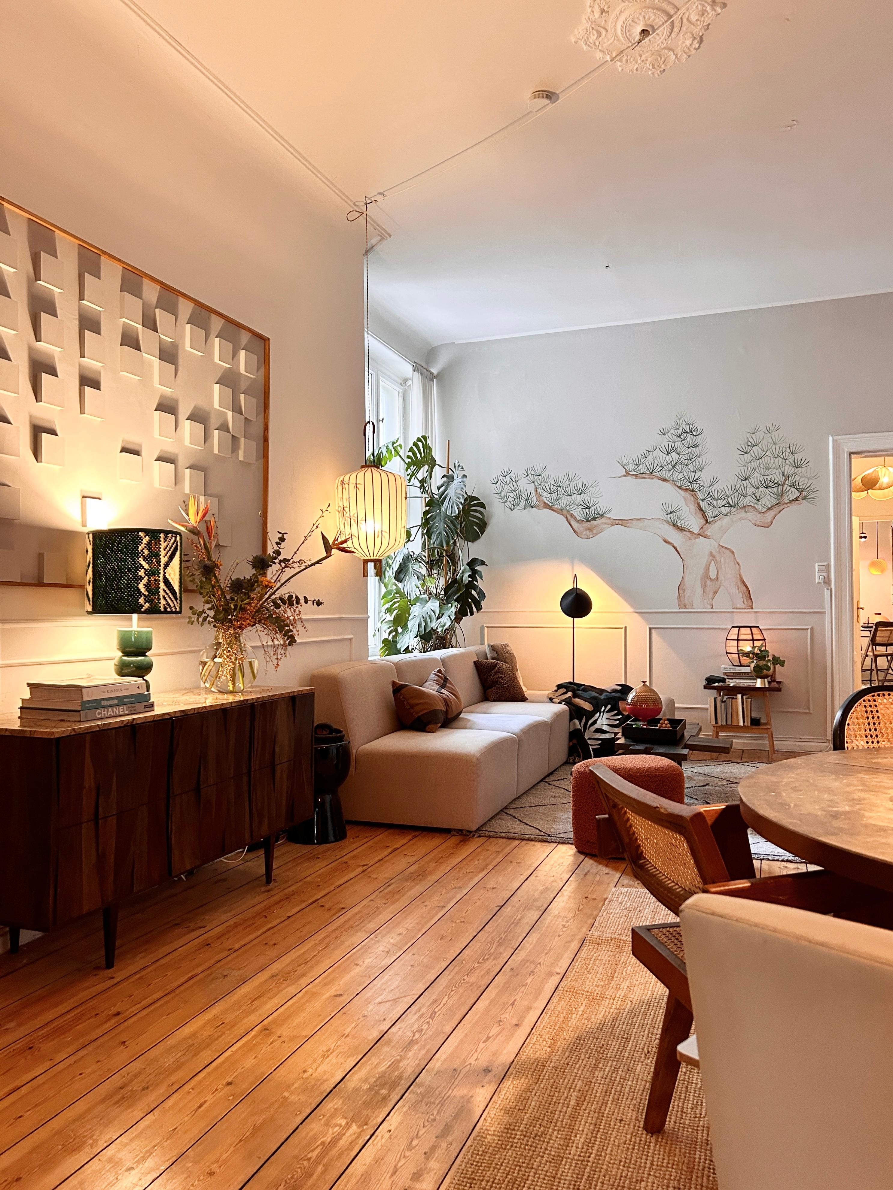 🩷 #wohnzimmer #esszimmer #couch #sofa #kunst #altbau #sideboard
