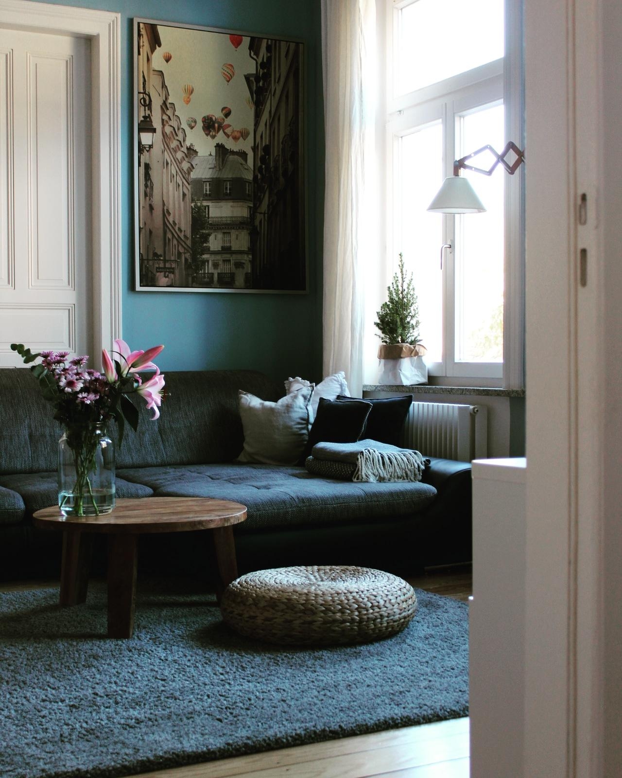 ❄❄❄ #wohnzimmer #gemütlich #altbau #altbauliebe #couch #tür #blaueWand #tür #weihnachtlich 