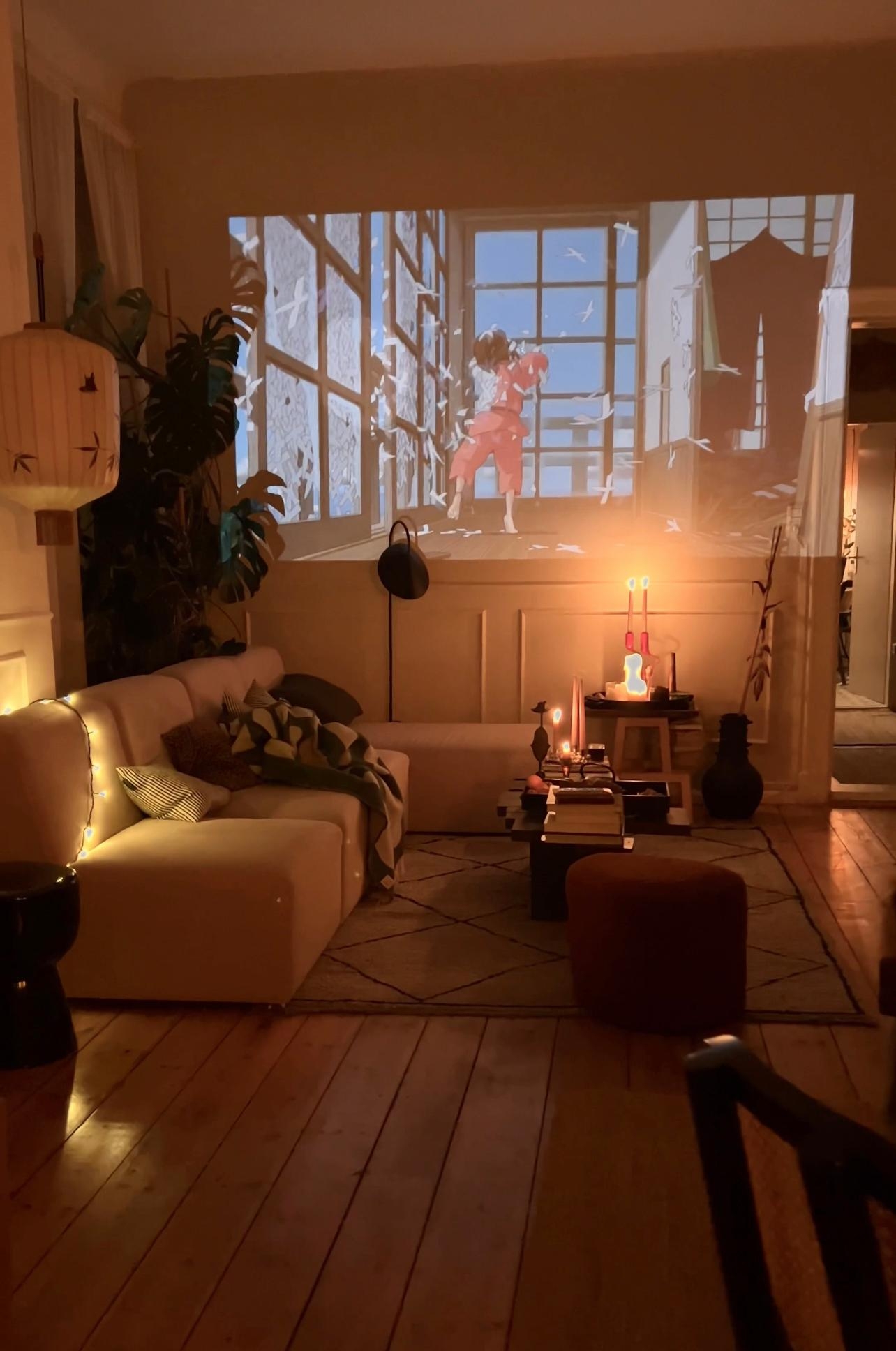 ✨❄️♥️ #wohnzimmer #holzboden #berlin #couch #sofa #winter #tv #fernseher #beamer
