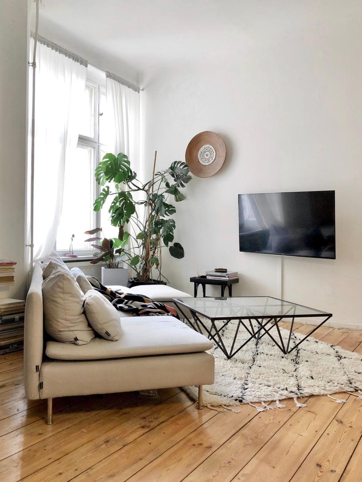 🙋🏽‍♀️❤️ #wohnzimmer #holzboden #teppich #sofa #couch #altbau