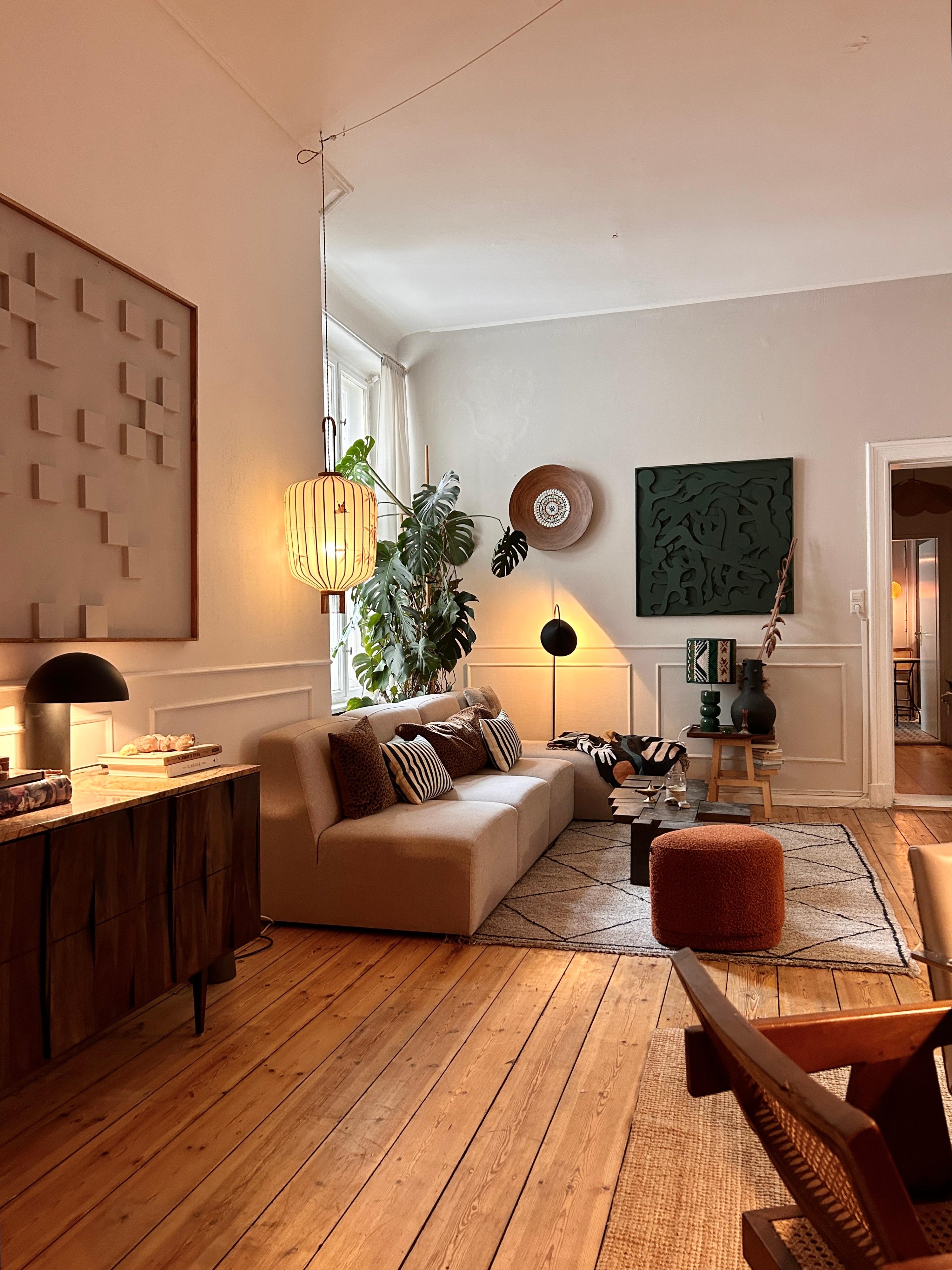 ♥️🍂 #wohnzimmer #sideboard #pouf #holzboden #kunst #sofa #couch #altbau