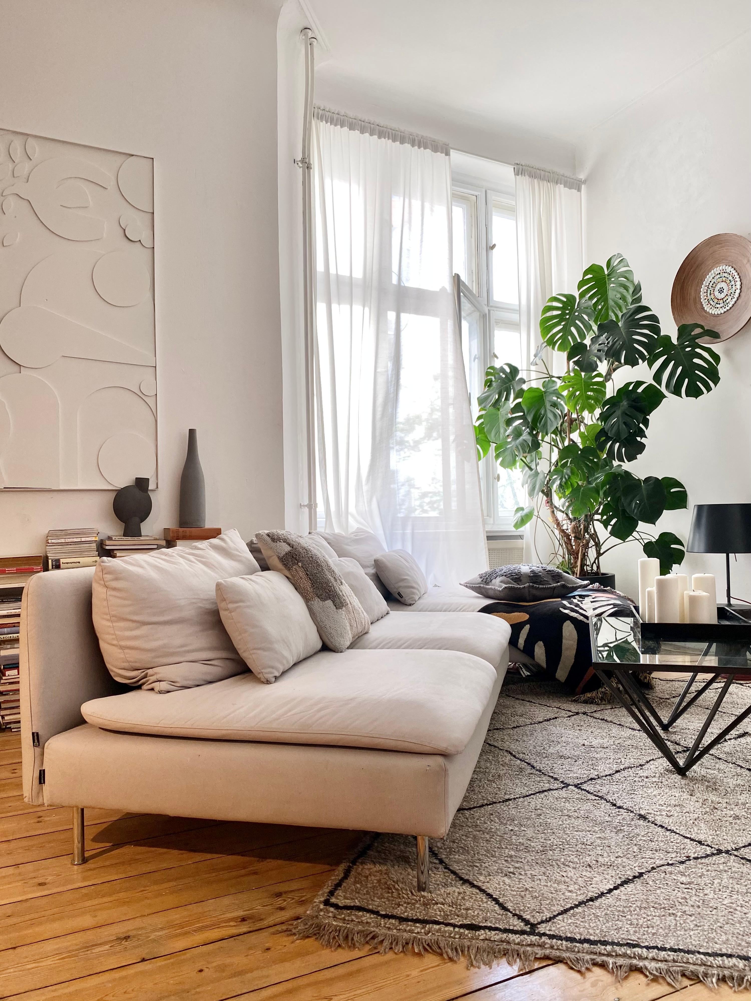 ✌🏽☀️♥️ #wohnzimmer #sofa #couch -#beniourain #teppich #monstera #pflanze