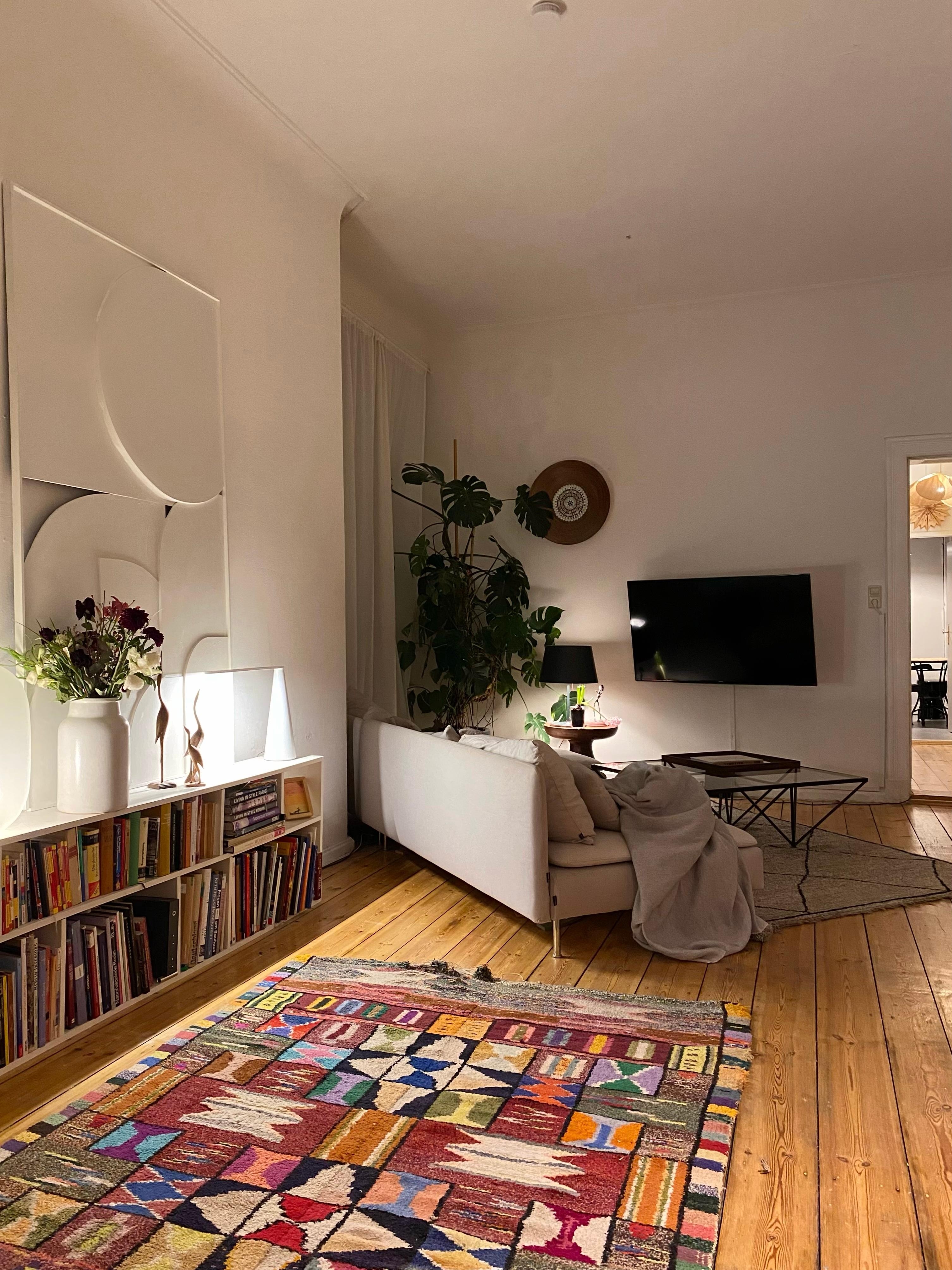 ♥️✨🍸 #wohnzimmer #teppich #couch #sofa #beniourain #kunst #bücherregal