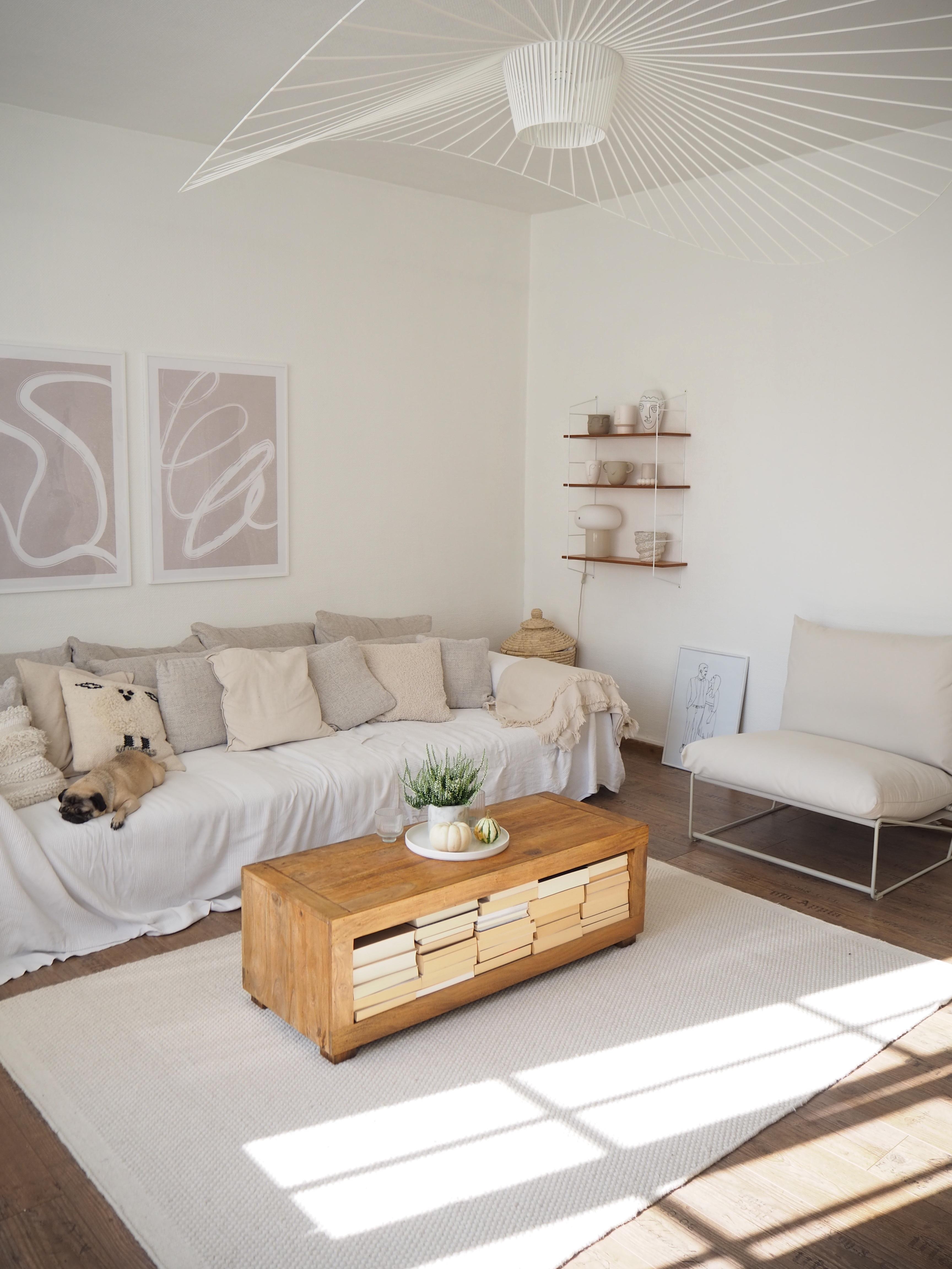 🐶😴 #wohnzimmer #wohnraum #altbau #lampe #bilder #stringregal #grau #holz #couchtisch #weiss #whiteliving #japandi 