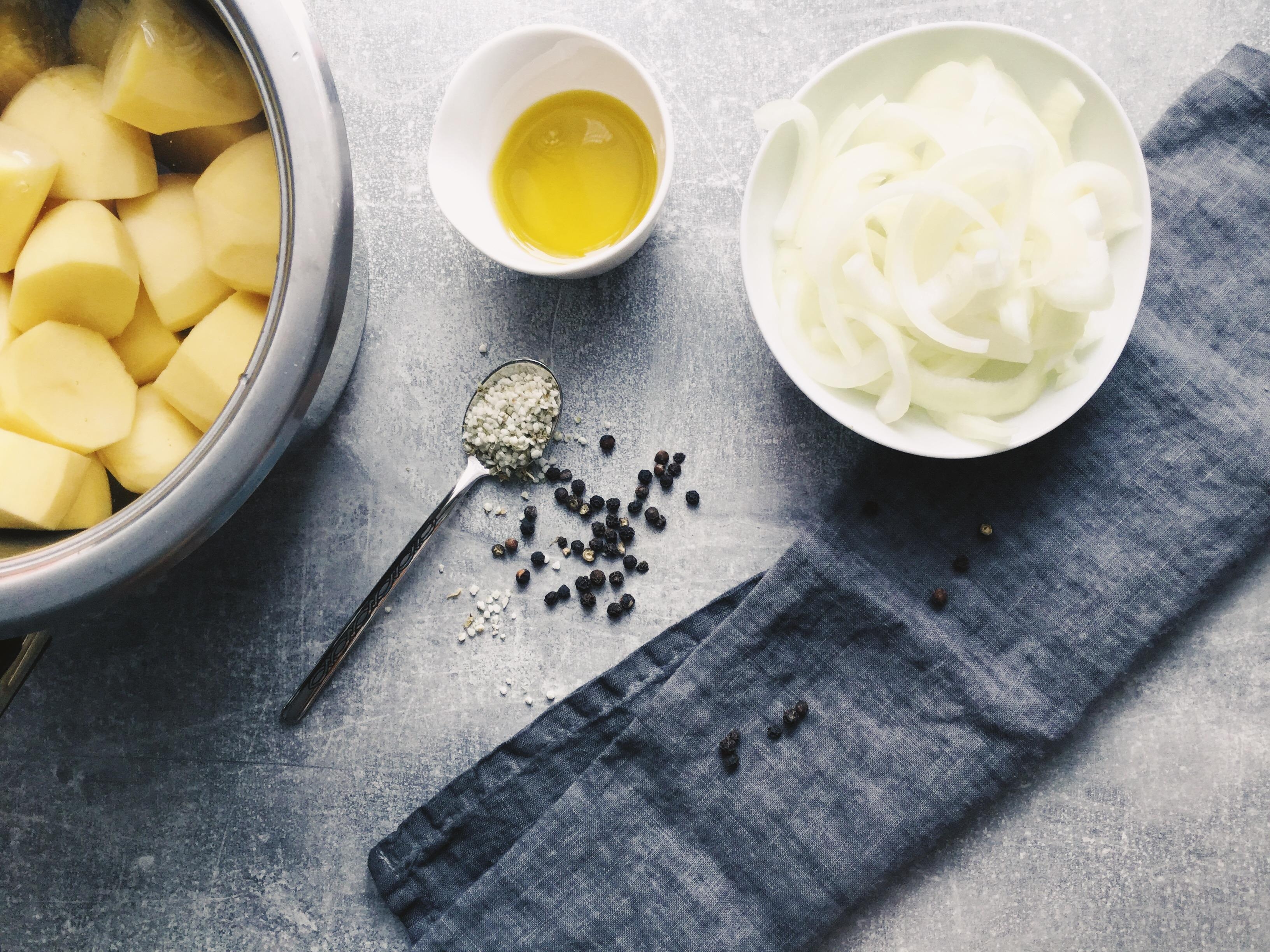 2: Kartoffeln kochen. Brechbohnen bissfest kochen. Zwiebelringe schneiden. #kartoffelgemüsepfanne #couchlieblingsrezept