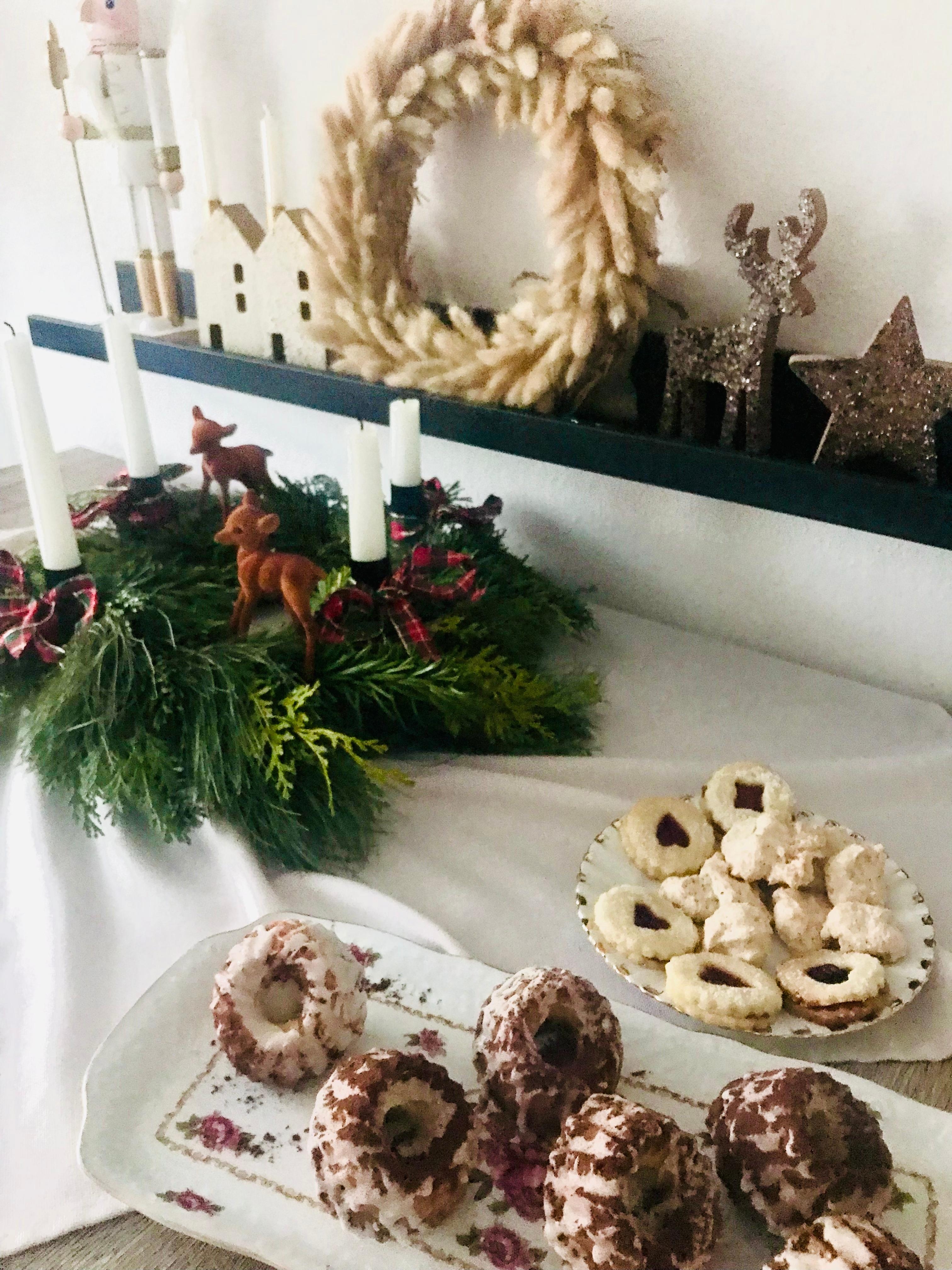 2. Weihnachtsfeiertag Zeit für  Café und Kuchen 💫💫
#esstisch #weihnachtlich #kranz #plätzchen #diy #cozy #xmas 
