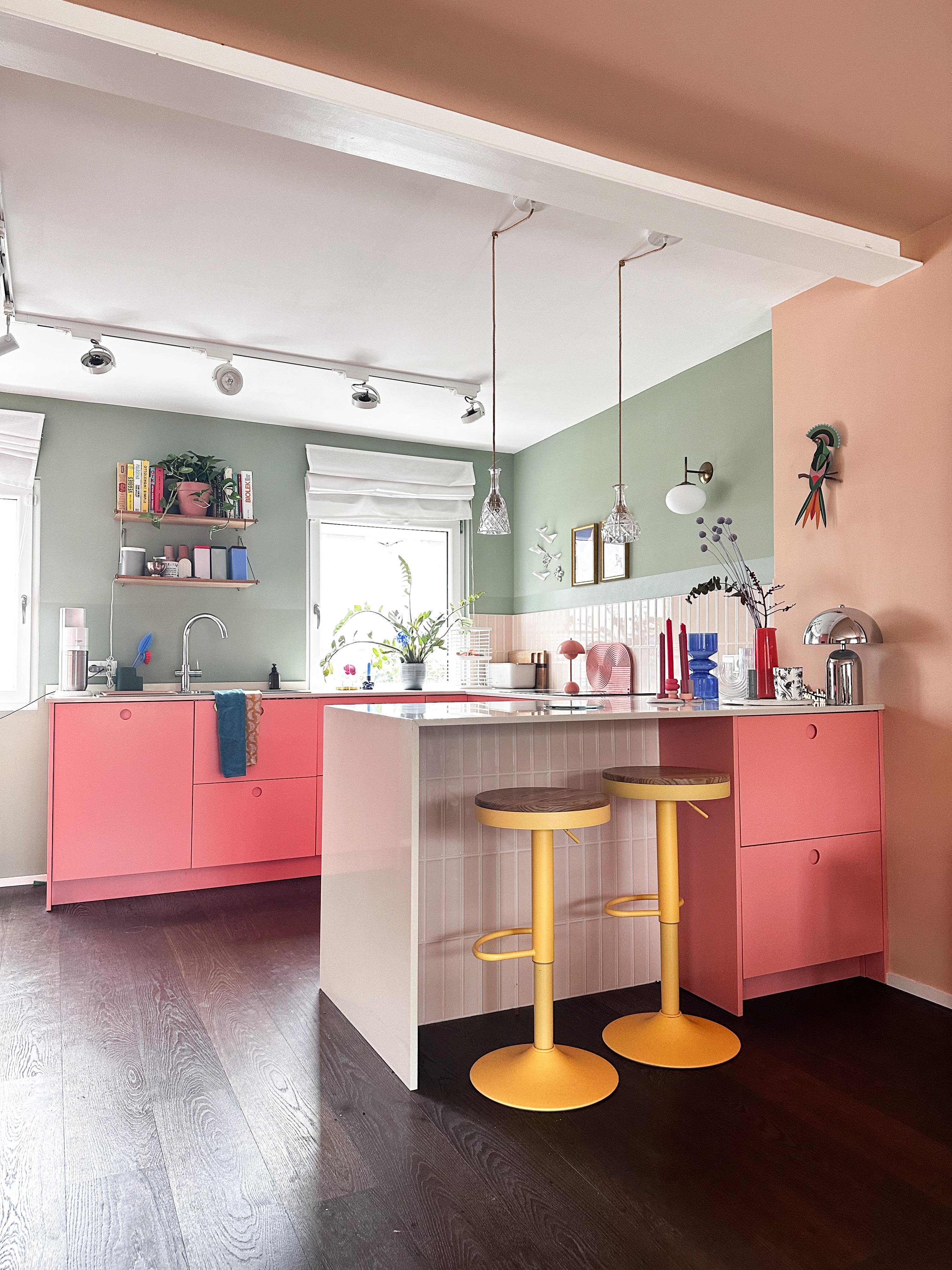 2019 sind wir in unser kernsaniertes Haus on Köln eingezogen. Natürlich auch mit neue Küche. Damals stand zunächst die Farbe „rosa“ zur Debatte, gewonnen hat Flamingo!!