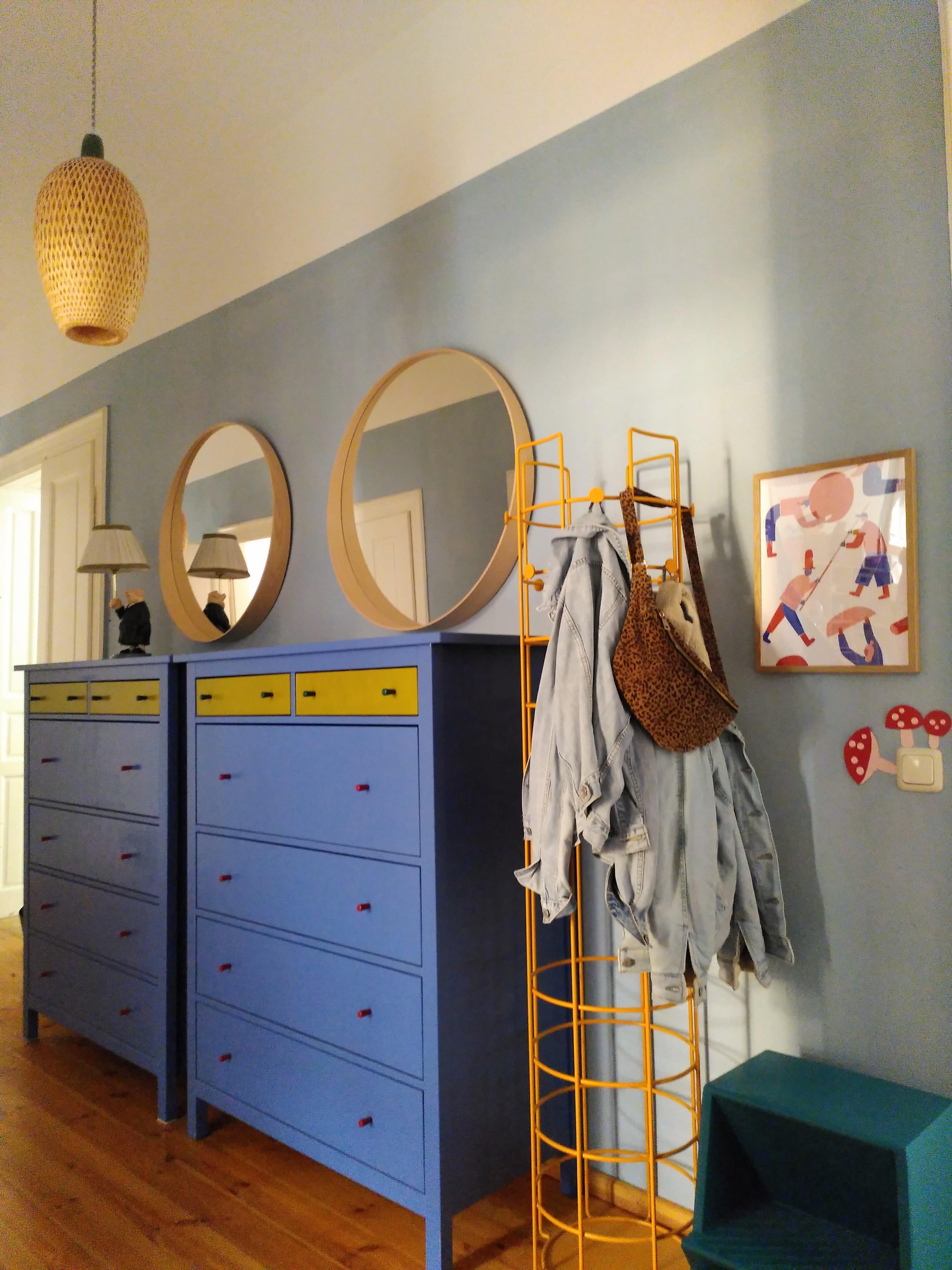 2x #ikeahack in einem Bild: #hemnes in Farbe und mit neuen Möbelknäufen und von der Tischlampe #böja zur Hängelampe.