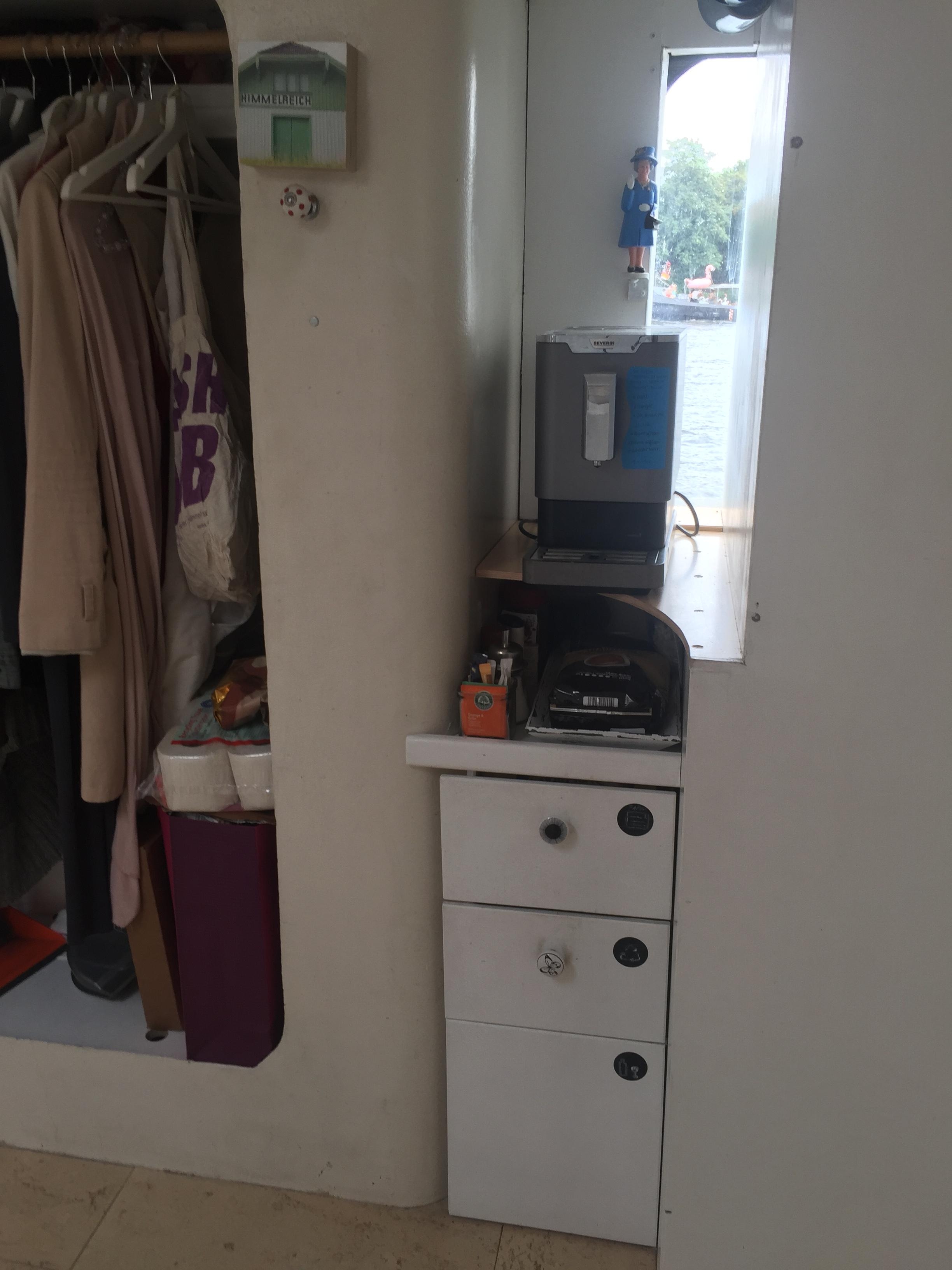 30cm #kleinerraum zwischen Garderobe und Toilettenwand. Platz für Kaffee, Müllsammler & winkende Queen. #livingchallenge