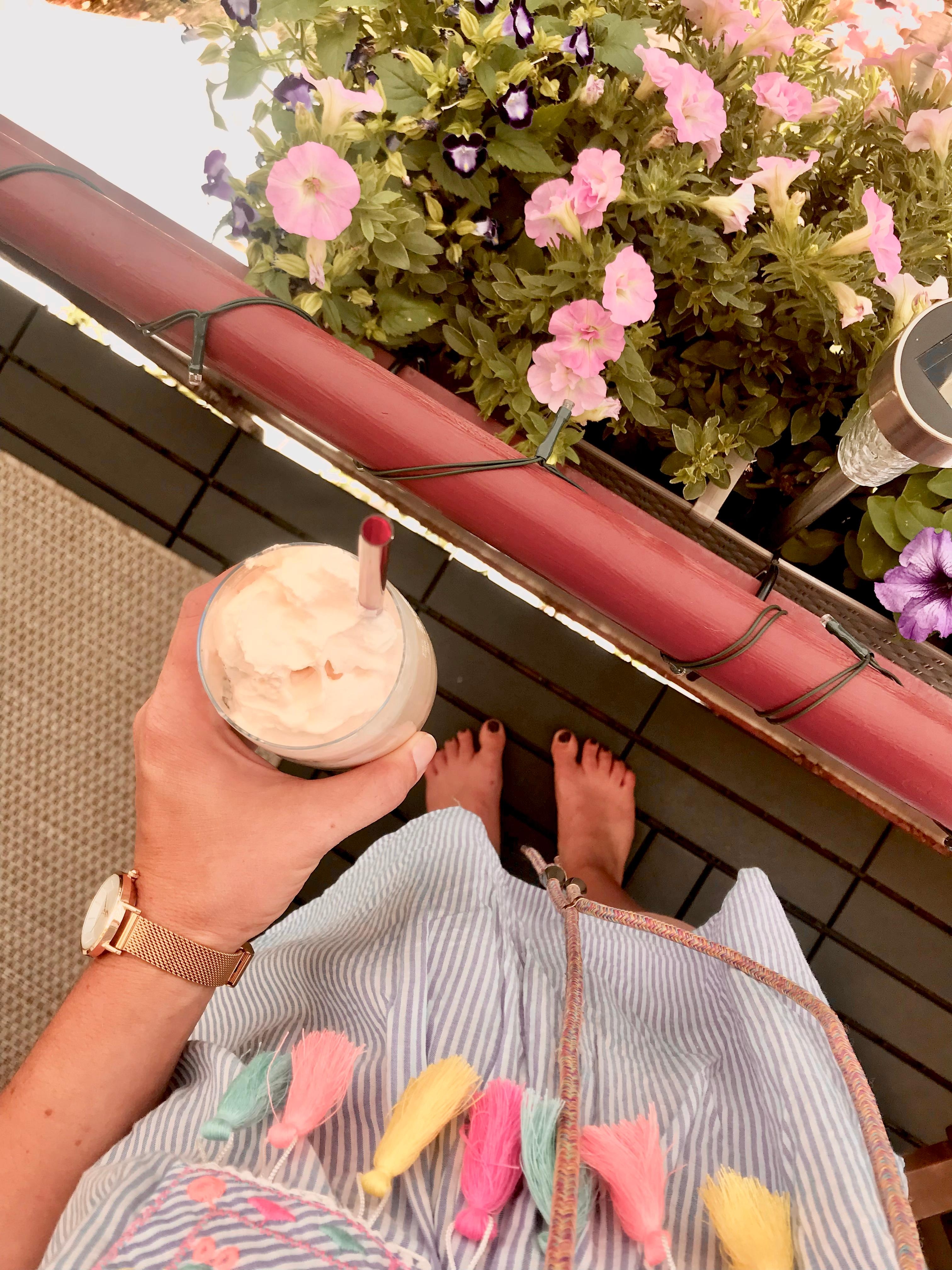 32 Grad da hilft nur ein Eiscafé 🧋
#outdoor #balkon 
#sommer #blumen 