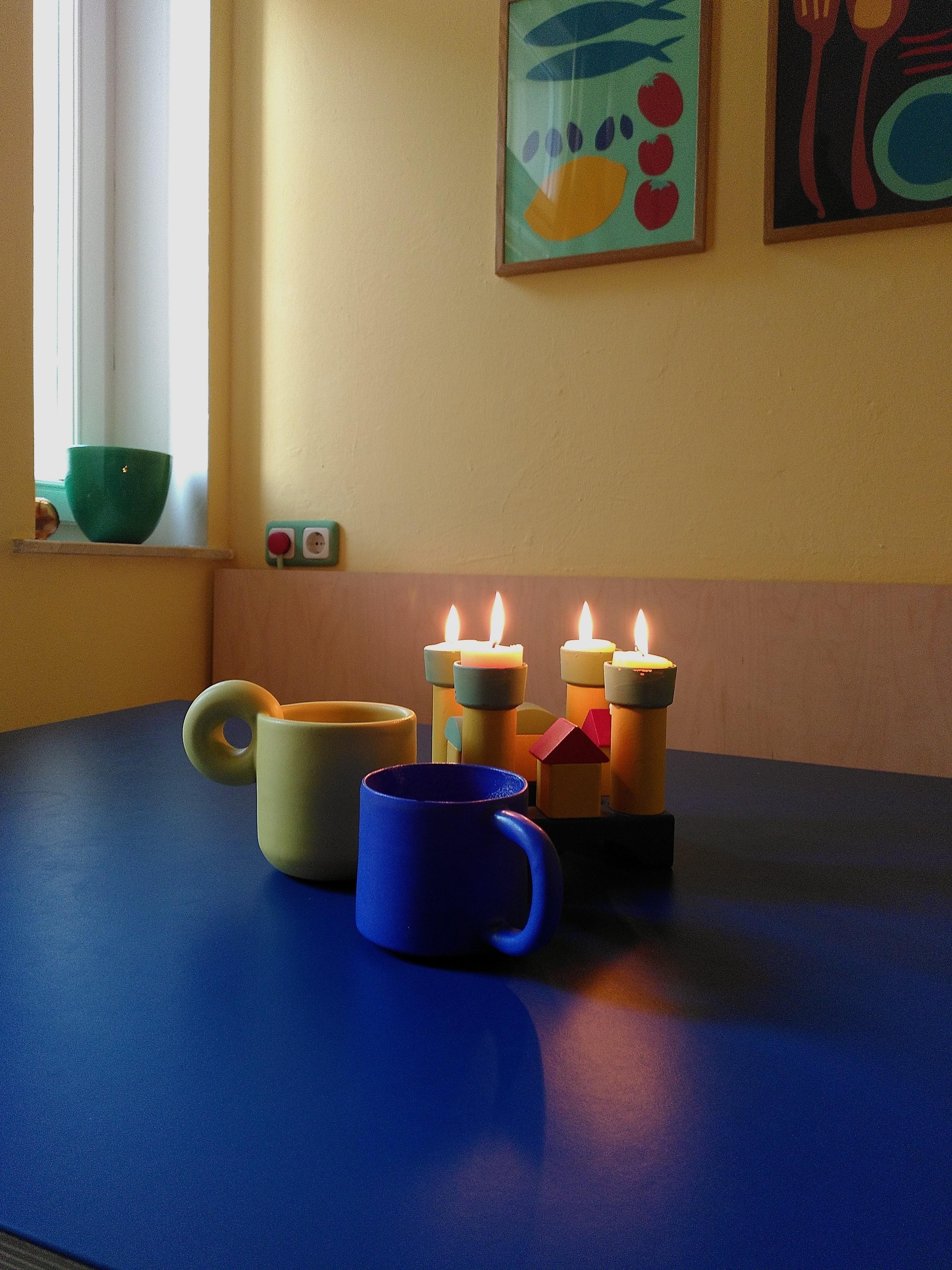 4. Advent mit Mini- #Adventskranz (aus lackierten Bauklötzen) für den Esstisch.