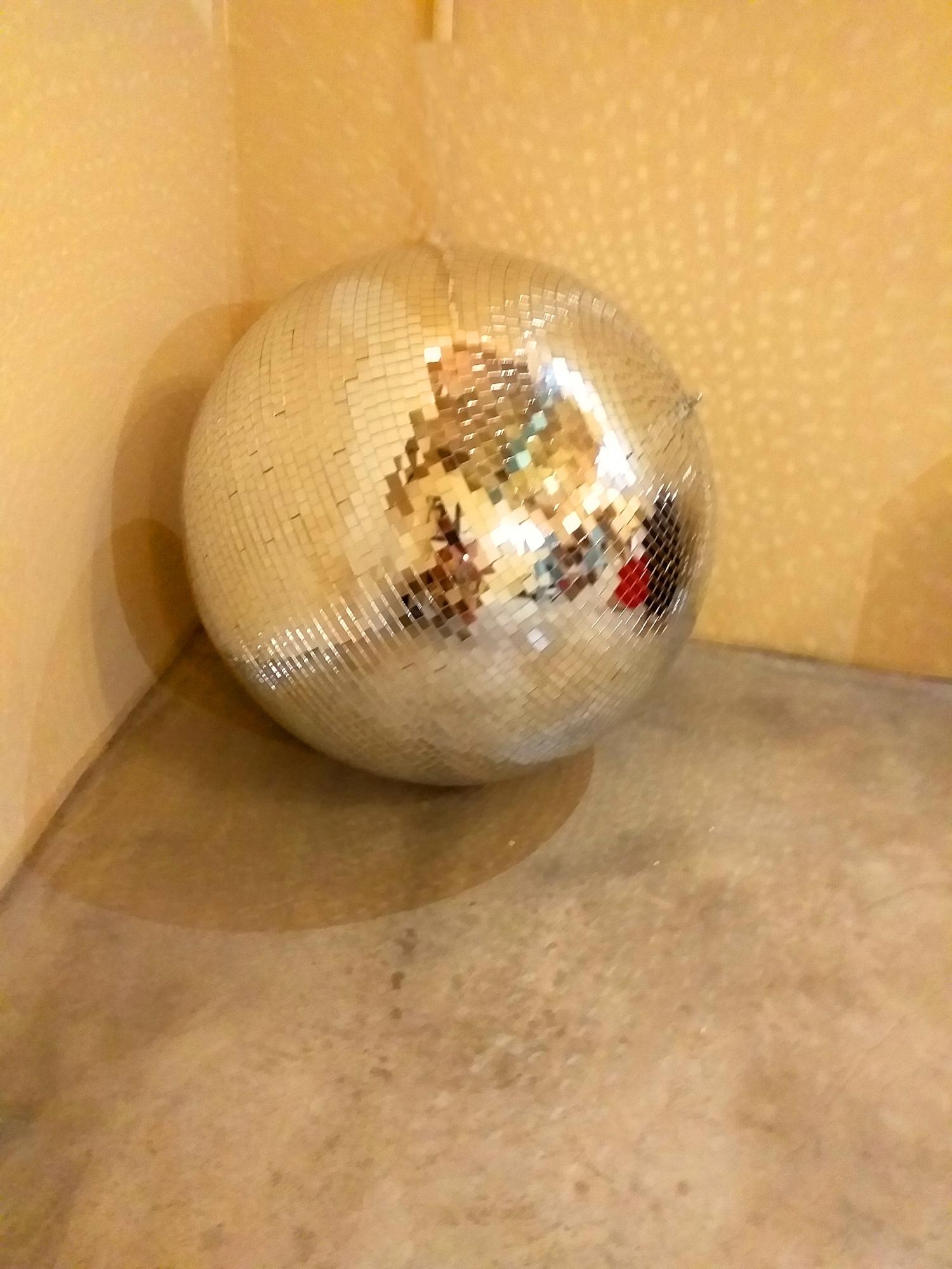 70er Discokugel - meine Lieblingsdeko im Atelier :-) #discoball #70er #atelier #zementboden
