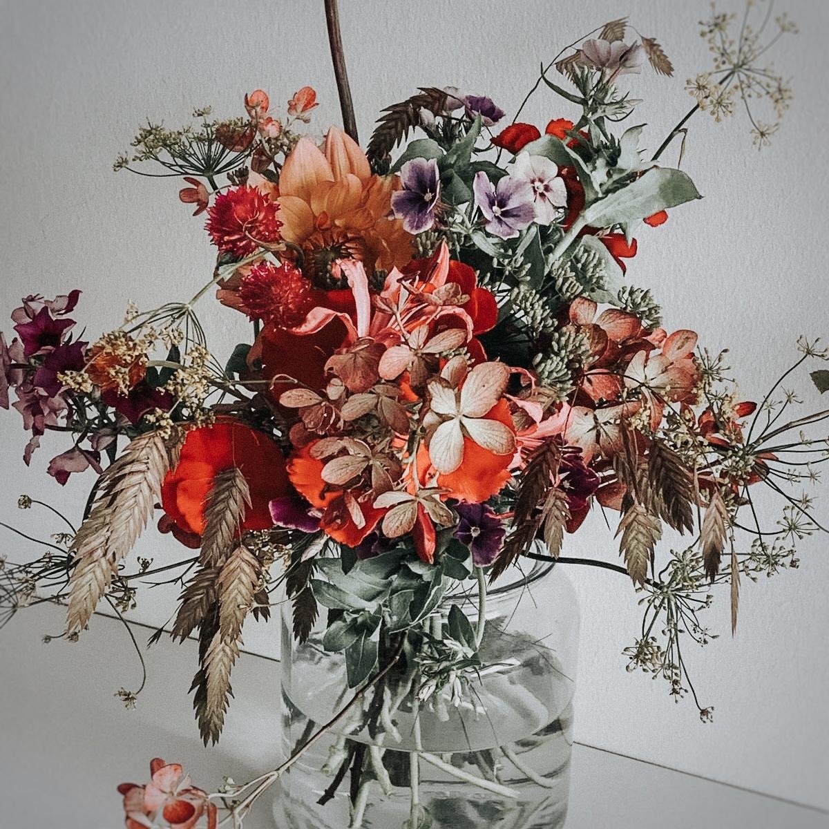 a bunch of flowers #flowers #freshflowers #vase #interiorstyle #blüten
