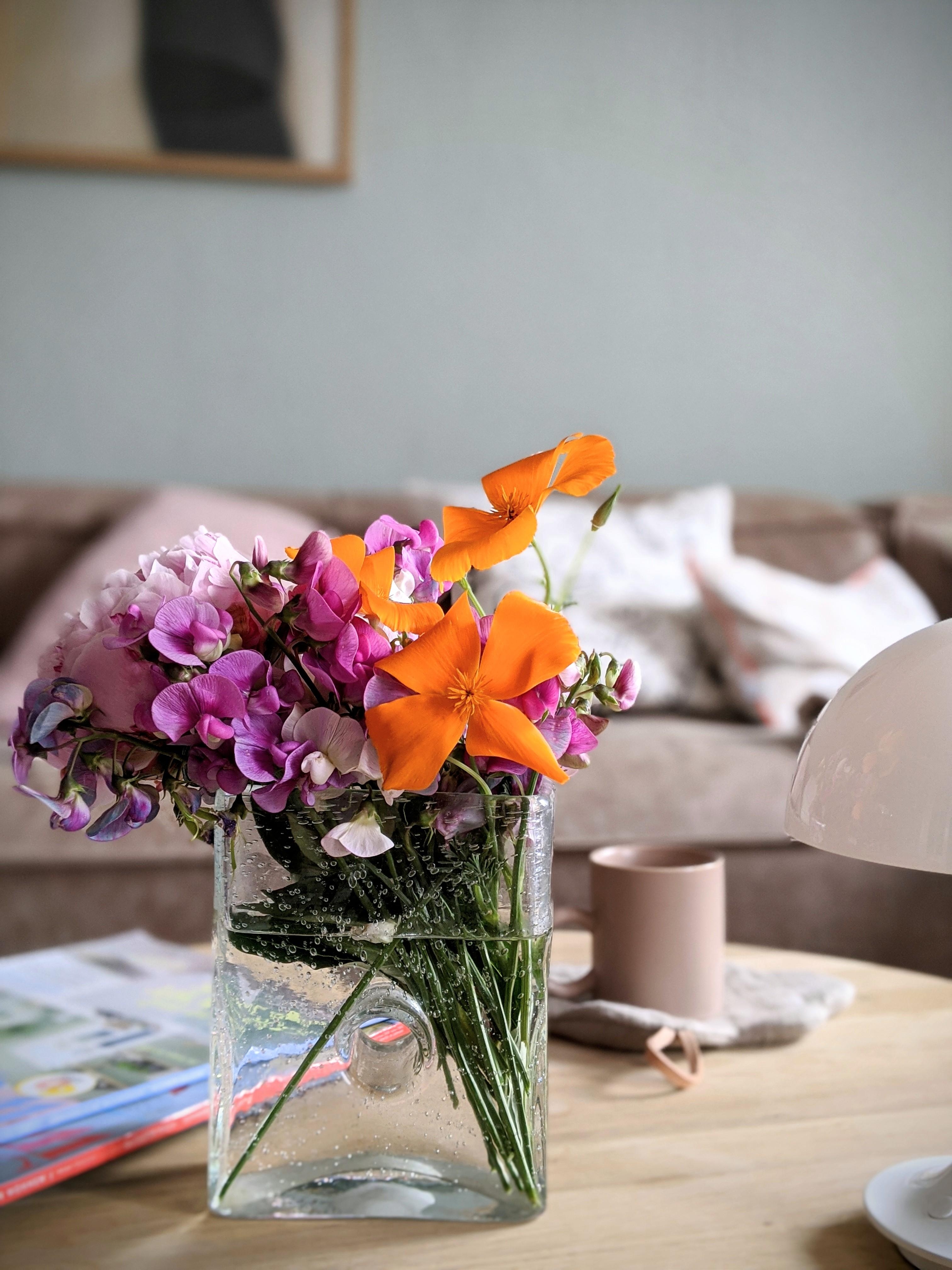 Ab ins Wochenende #Blumenliebe #vasen #vasenliebe #scandinavisch #flowers #color #sommer #wohnzimmer #interior 