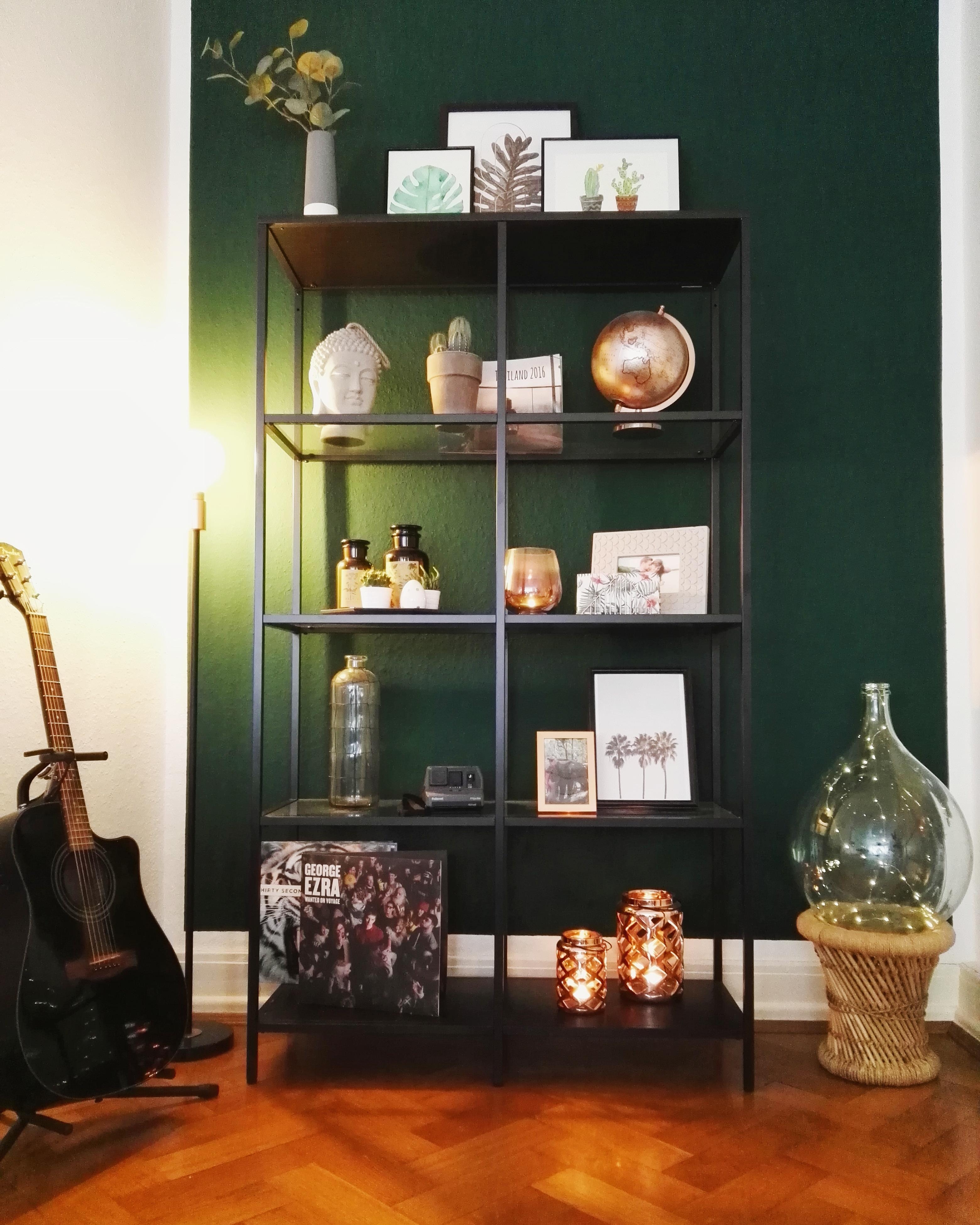 Ab jetzt ist das Wohnzimmer noch grüner #greenwall #shelf #interior #livingroom 