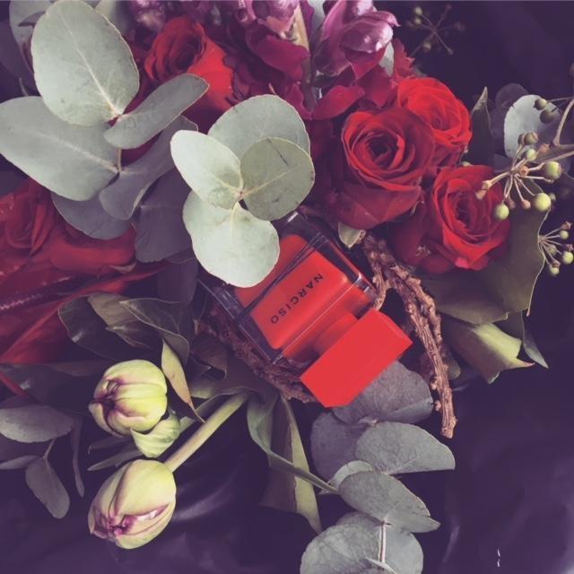 Ab Mai gibt es von Narciso Rodriguez den Duft „Eau de Parfum Rouge“ – so sexy! #duft #rosen #blumen #perfumelover 