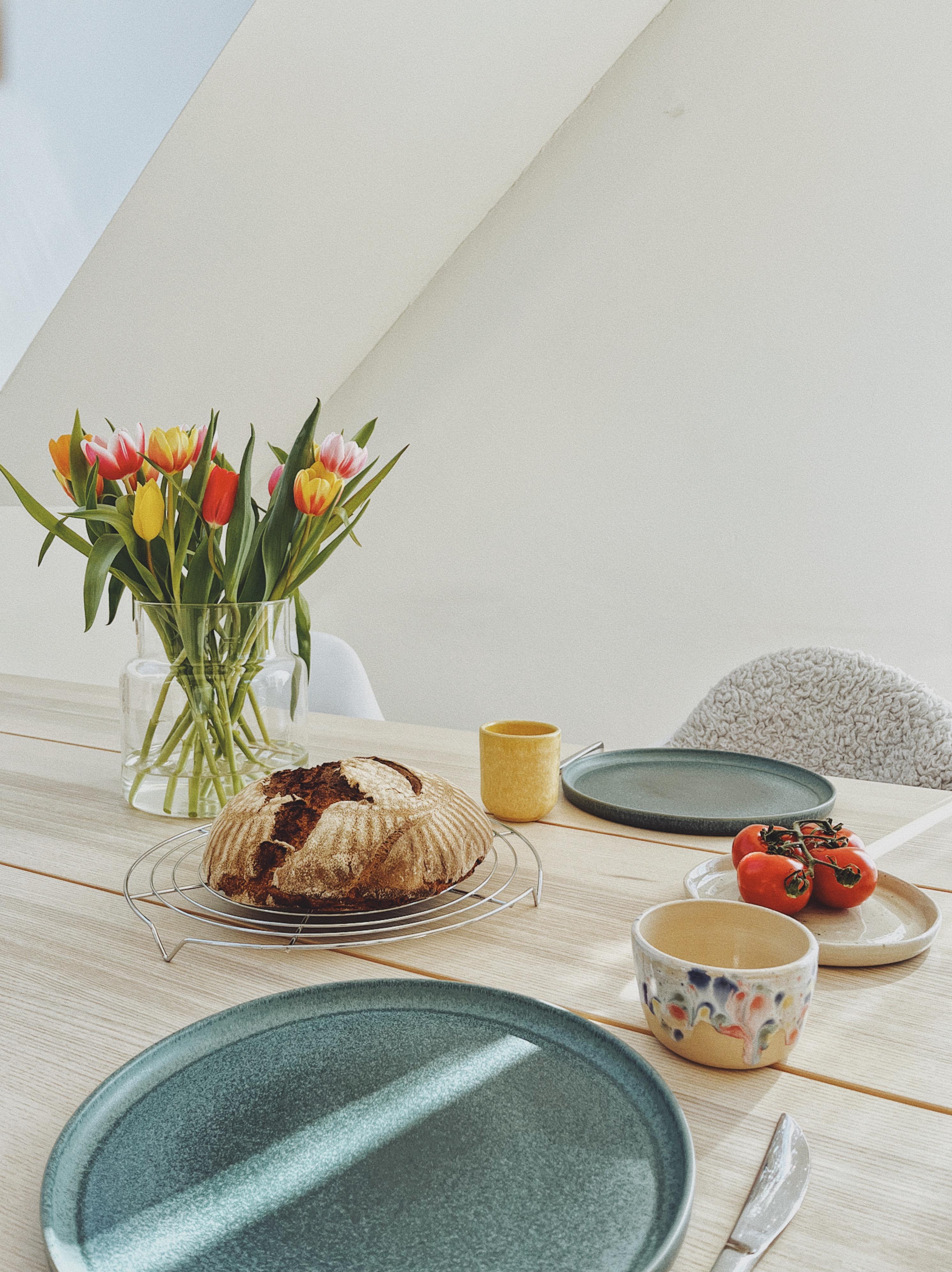 Abendbrot. 💛 #backen #homemade #sourdoughbread #bread #brot #bake #esstisch #küche #interior #home #tulips #tulpen #frühling #keramik #geschirr #bunt #breakfast #table