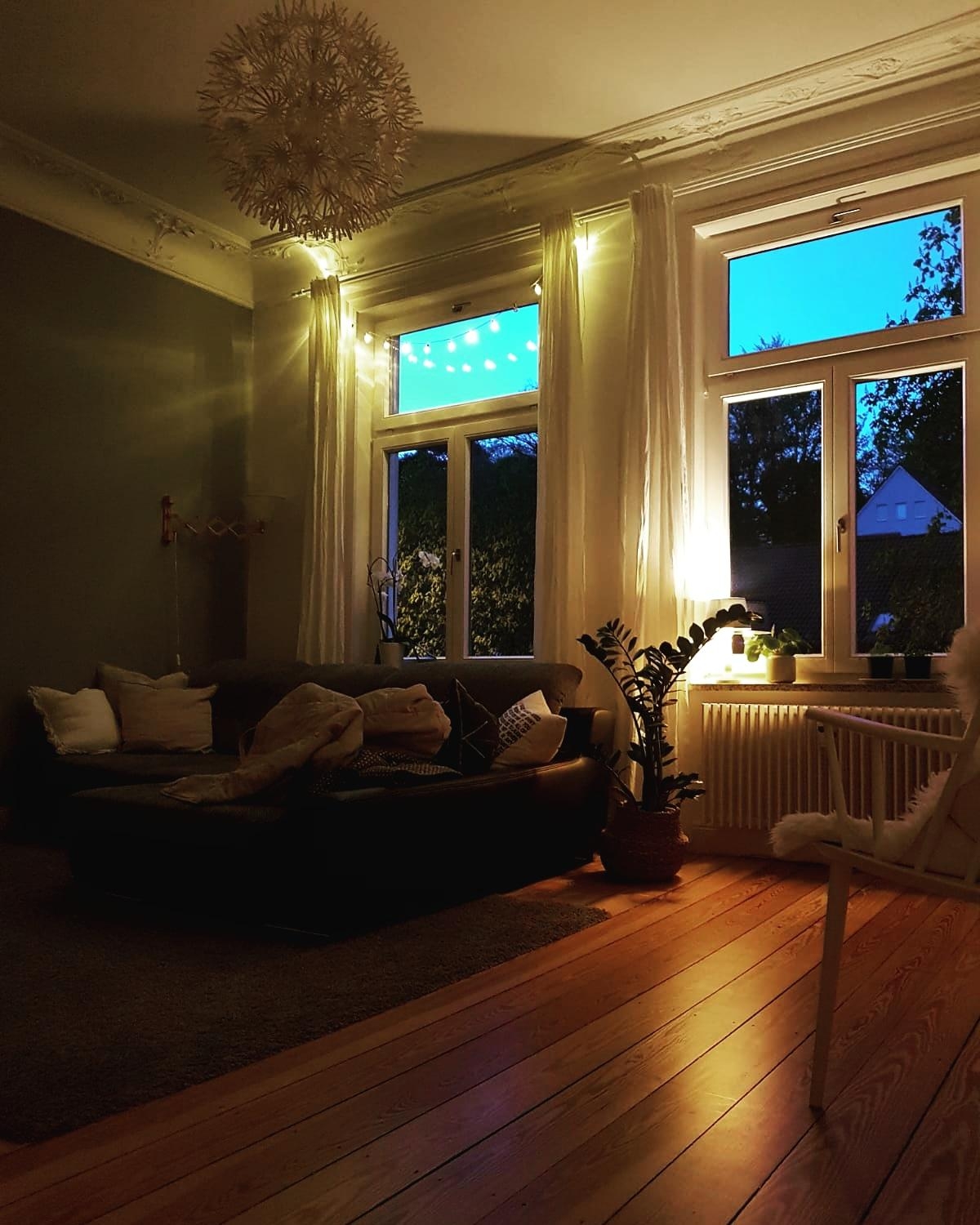 Abendlicht 🌟 #Abendlicht #gemütlich #cozy #Wohnzimmer #Altbau #Altbauliebe #couch 