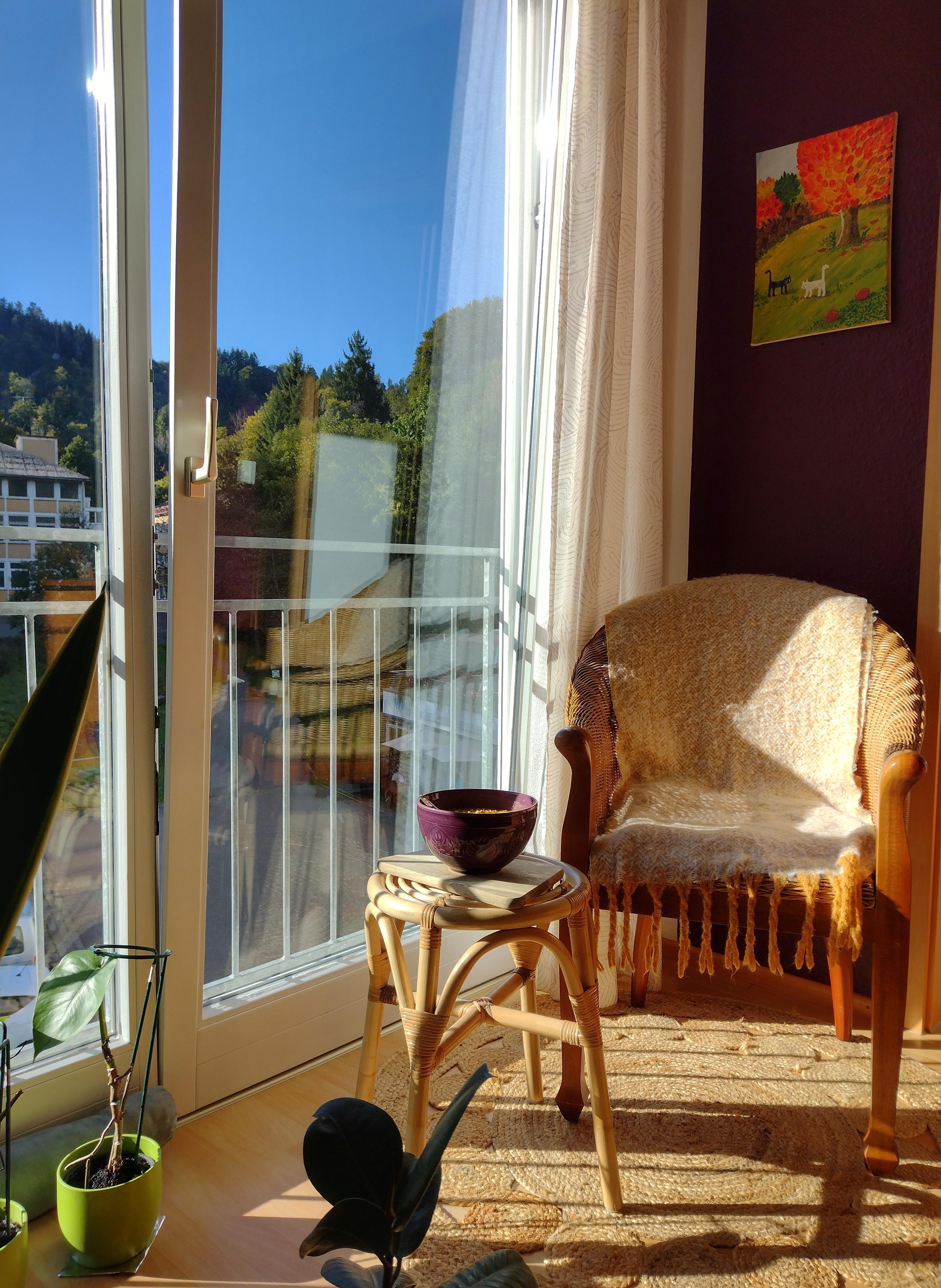 #abendsonne #abendessen #lieblingsecke #vintagesessel #holzhocker #dachgeschosswohnung #lilawand