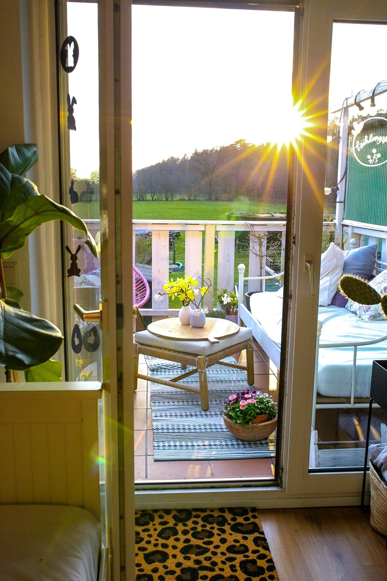 Abendstimmung im Frühling auf dem Balkon!Für viel Gemütlichkeit sorgt das  Balkonbett mit vielen Kissen #balkondiy 