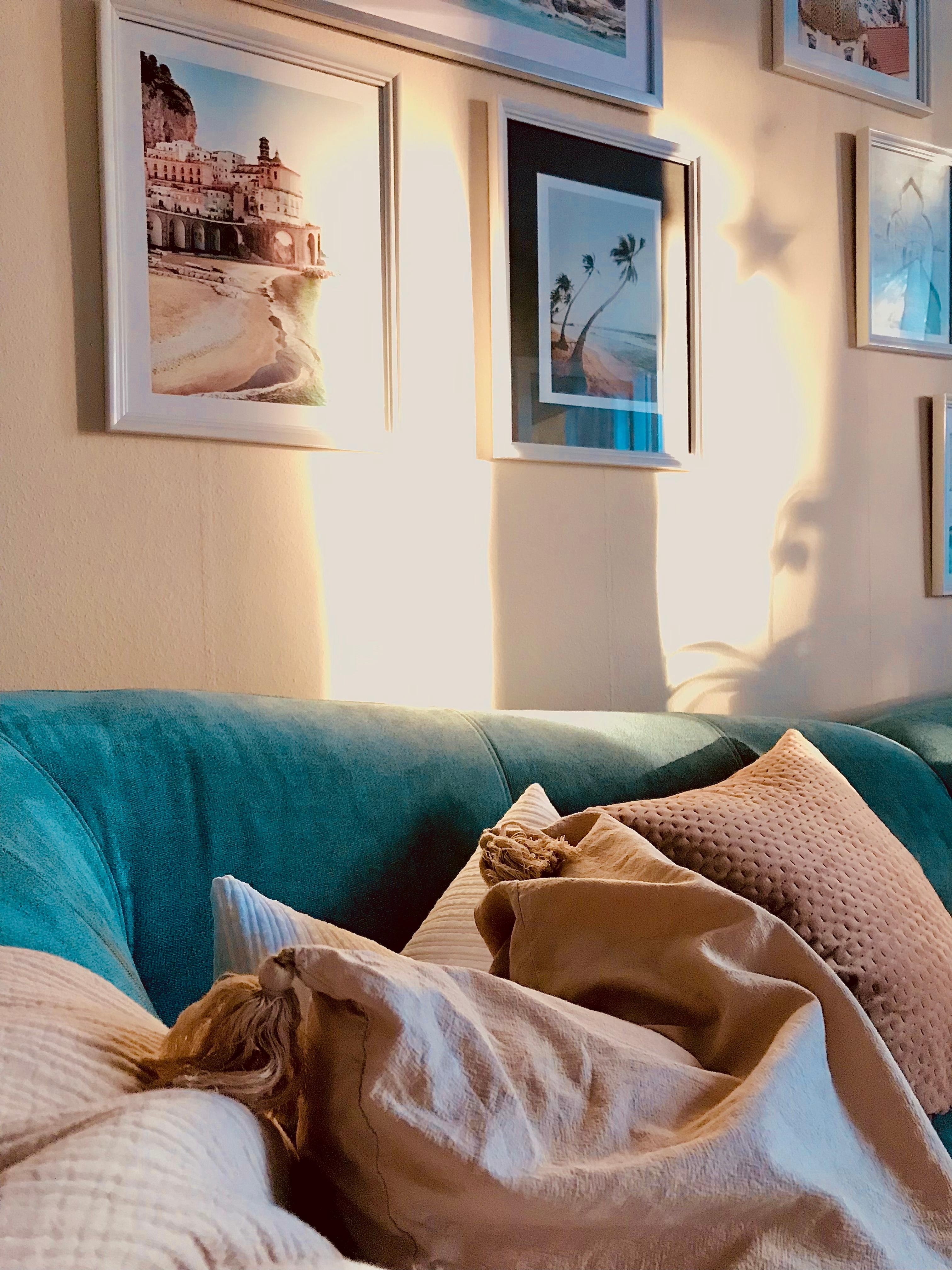 Abendstimmung im Wohnzimmer 
#sonne #kissen #bilderwand #couch 🤍