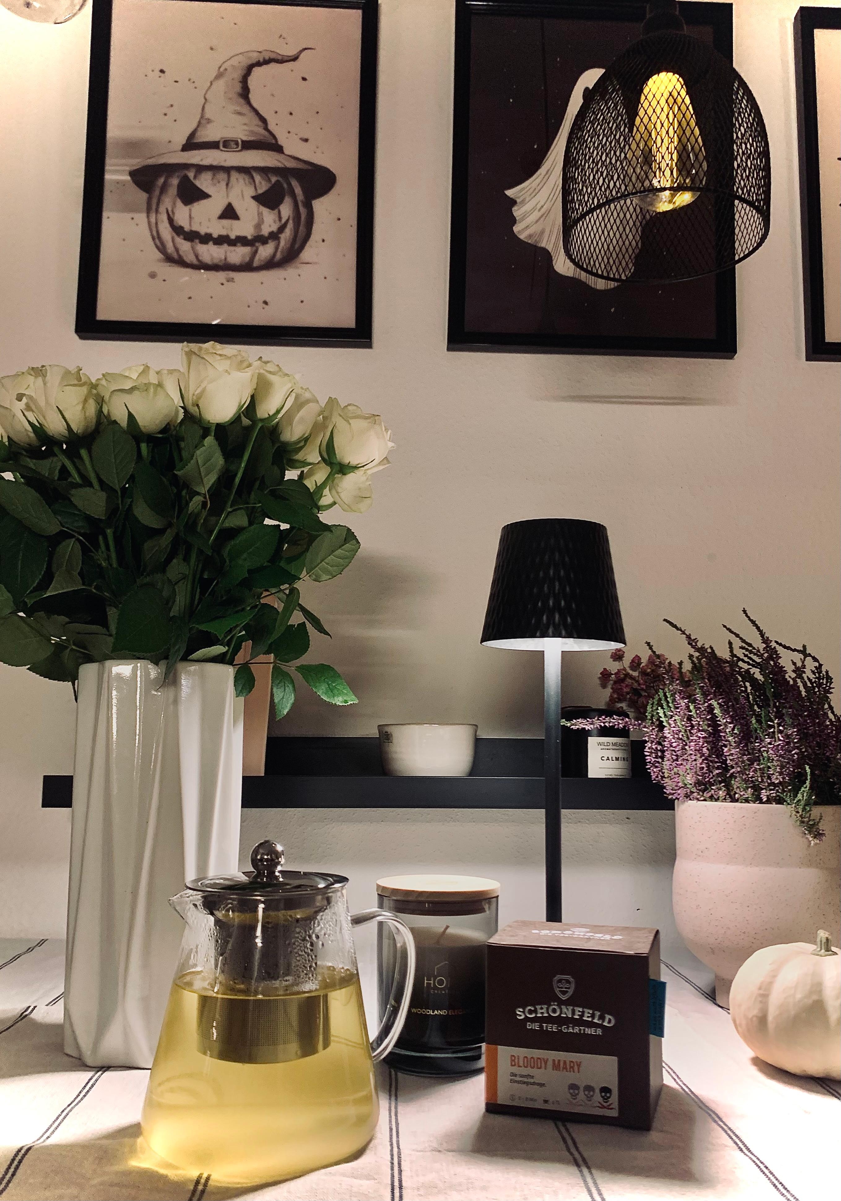 Abendstimmung in der Küche 🍂🤎

#esszimmer #küchenbereich #herbst #halloween #lampe #bilder #rosen #vase #teetime 

