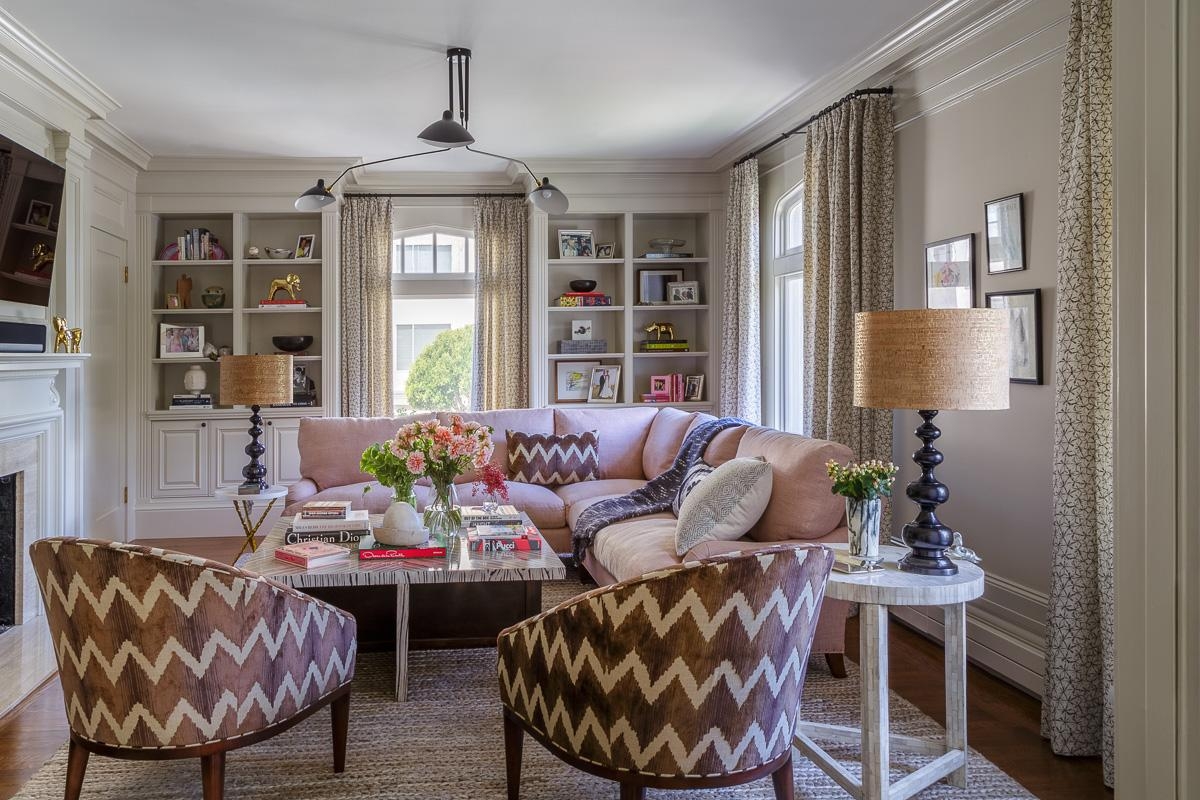Absolutes Highlight: Die rosafarbene Couch in Maggies Wohnzimmer! #maggieforddanielson #wohnzimmer #sofa #bücherregal