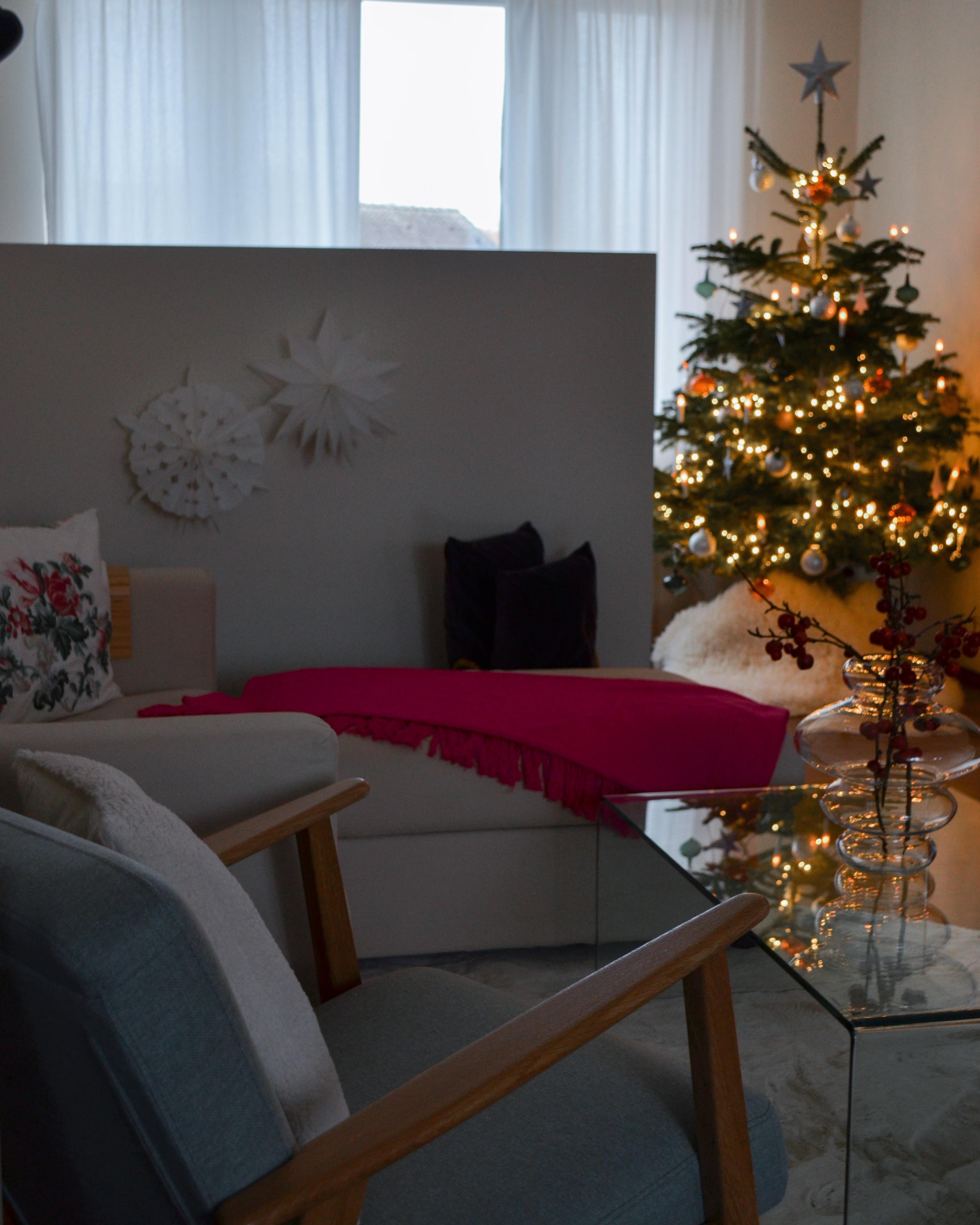 adieu christmas🎄
#home#interior#colorpop#beigeinterior#interiordesign#couchstyle#altbau#christmas#winter#livingroom